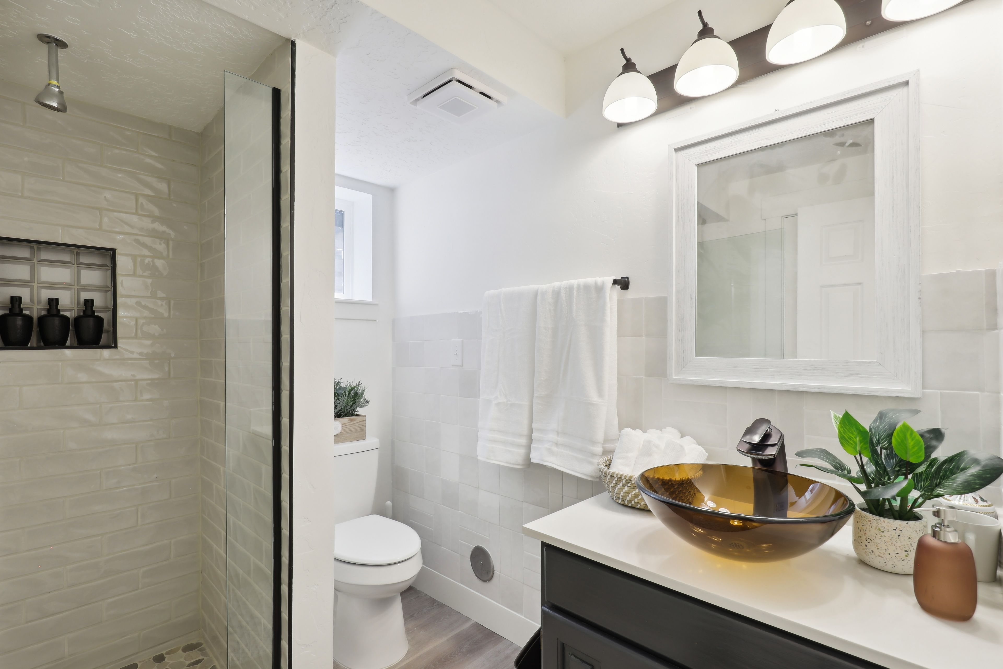 Full Bathroom | Complimentary Toiletries