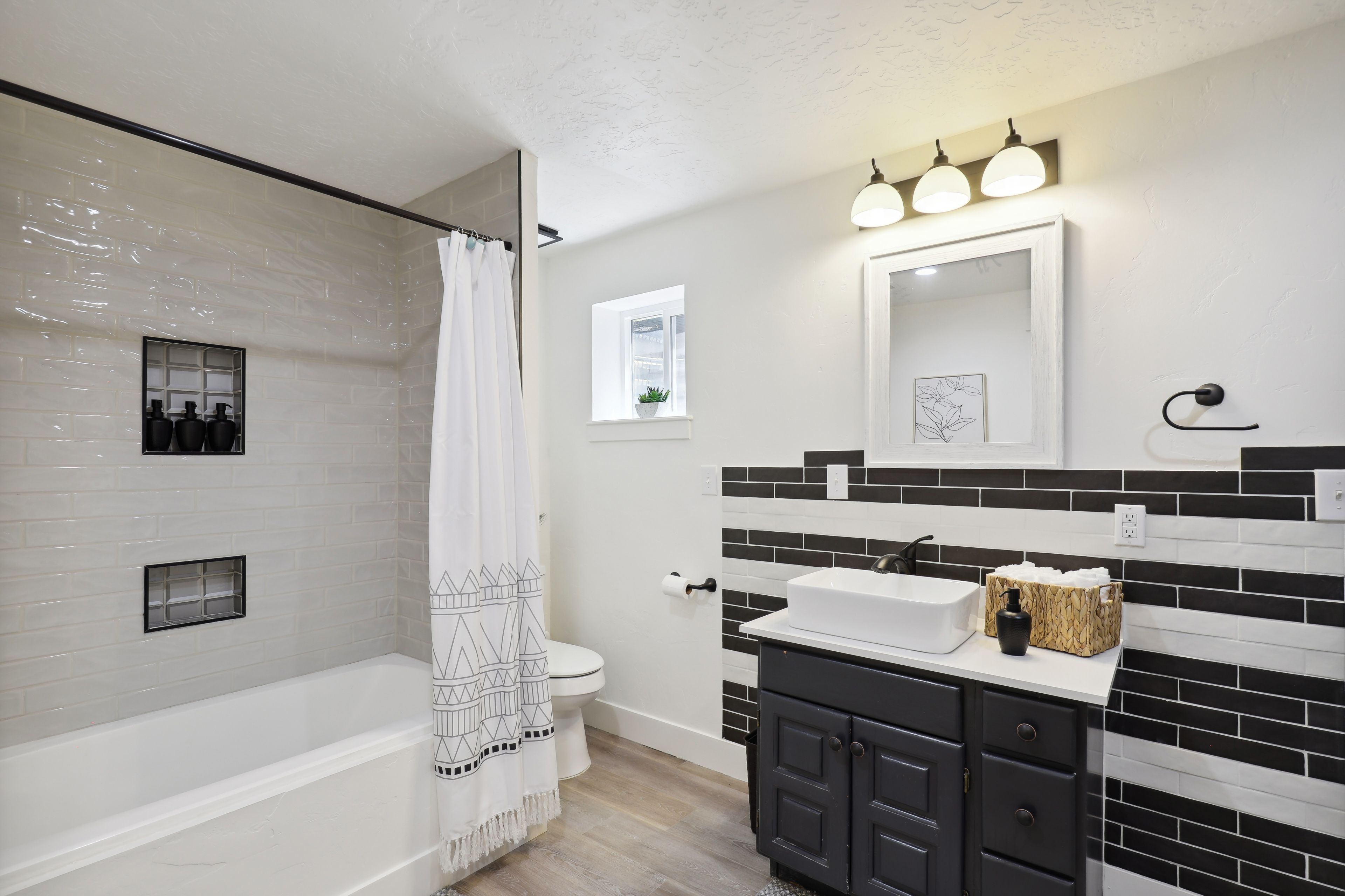 Full Bathroom | Towels Provided