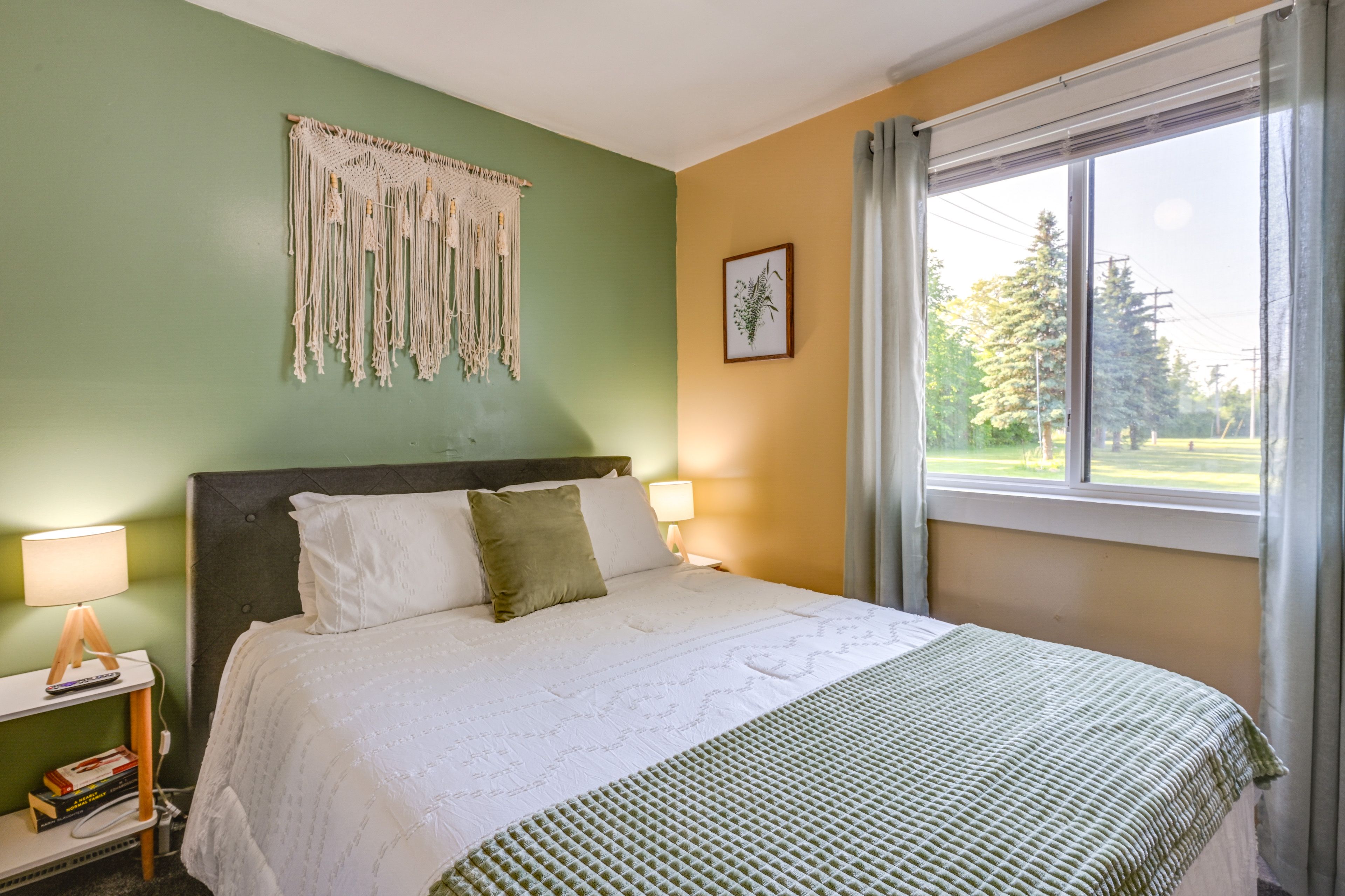 Bedroom 1 | Queen Bed
