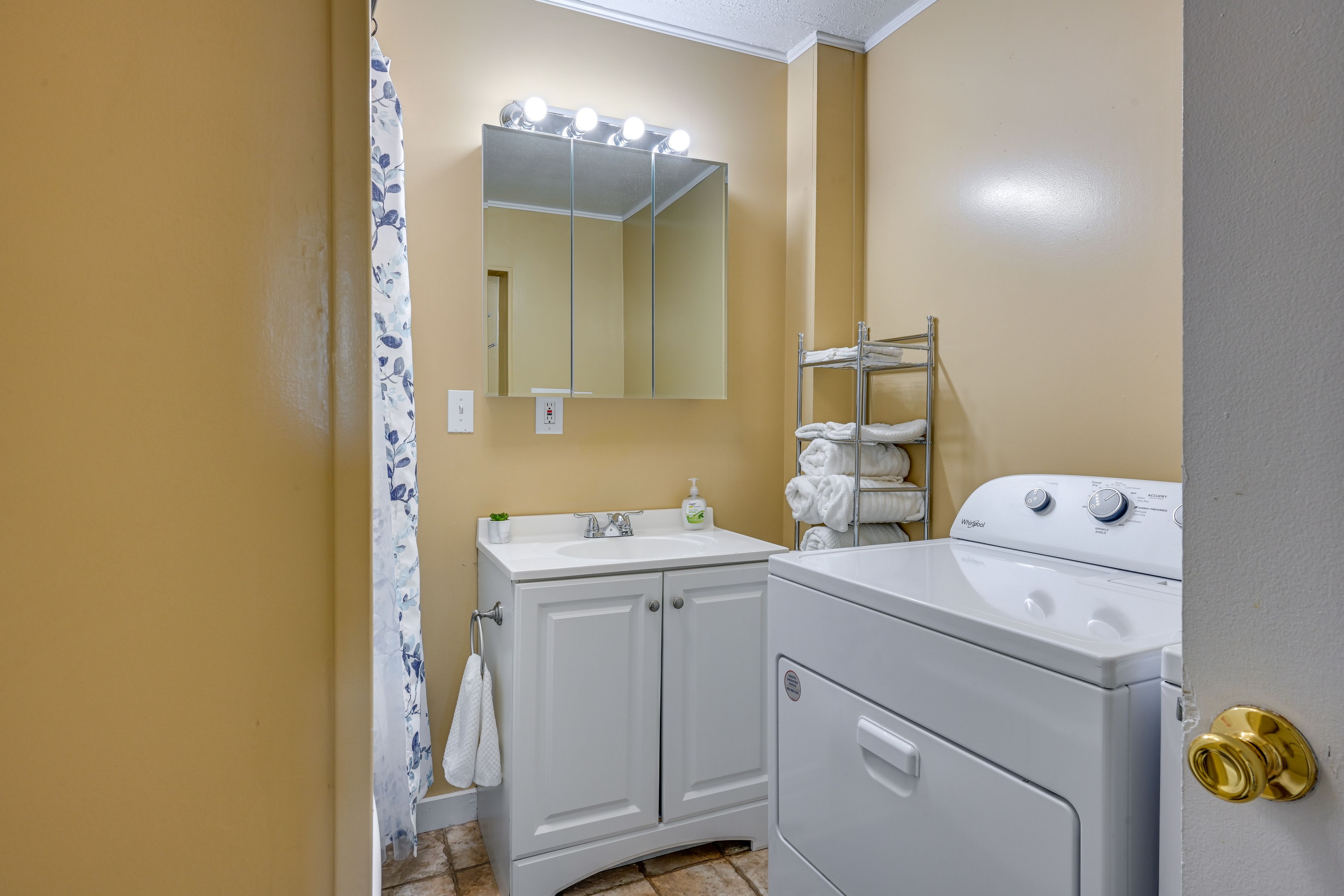 Full Bathroom | Washer & Dryer | Towels Provided