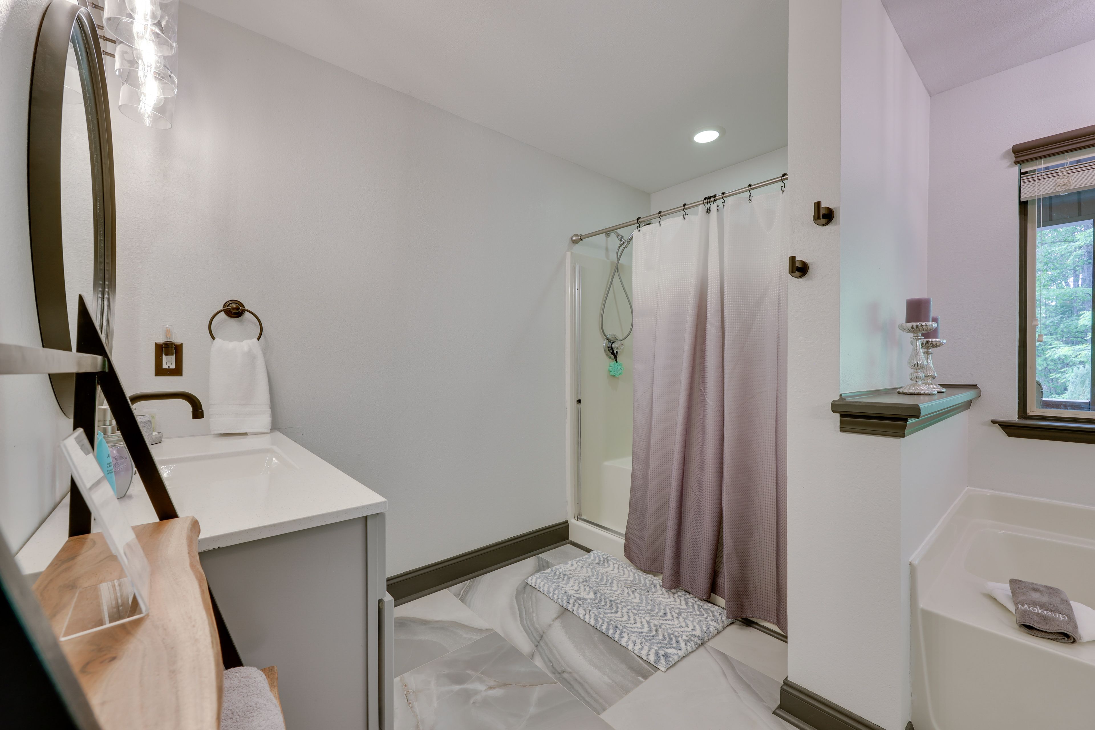 En-Suite Bathroom | Towels Provided | Soaking Tub