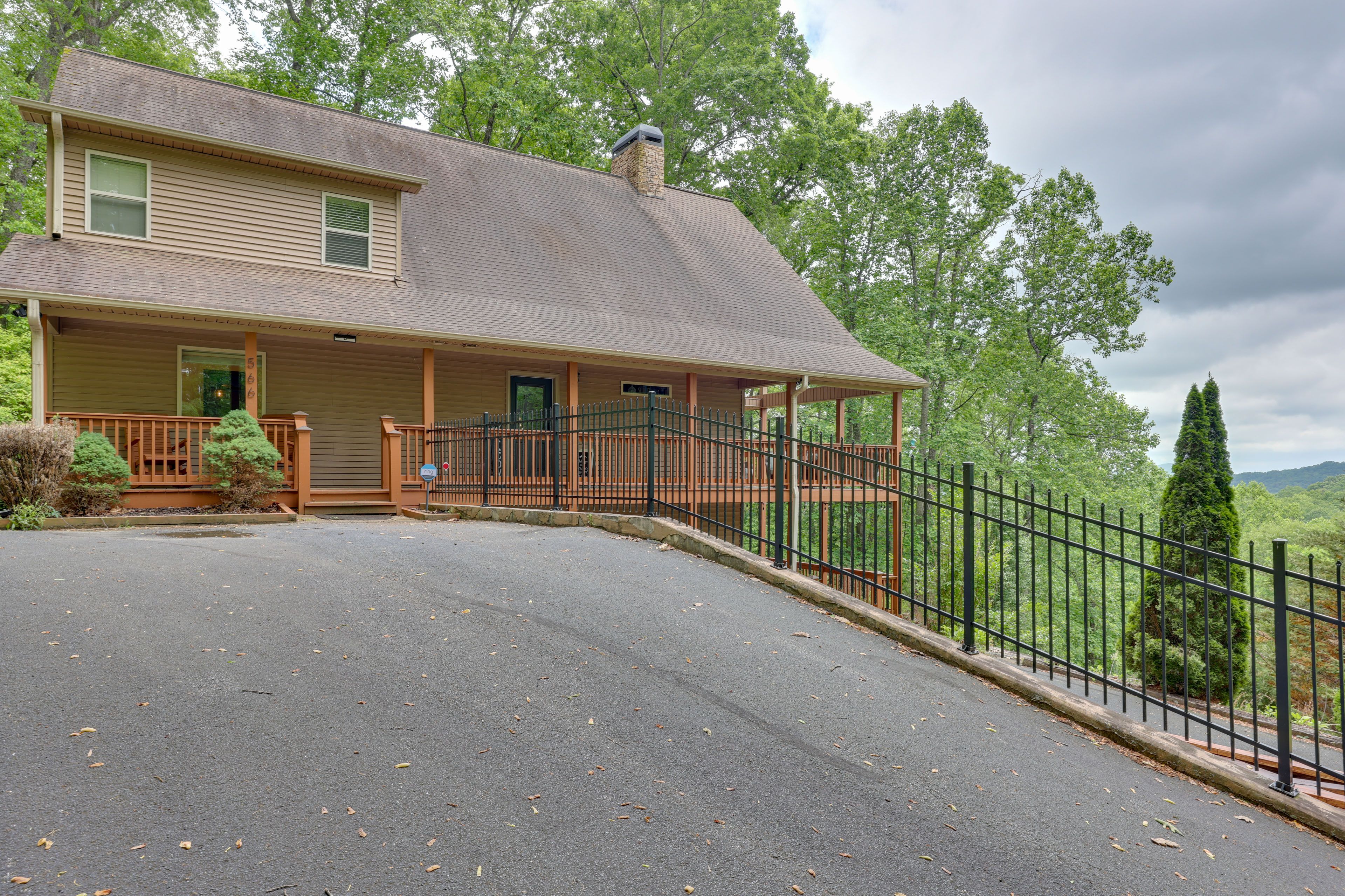 Exterior | Parking | Driveway (6 Vehicles)