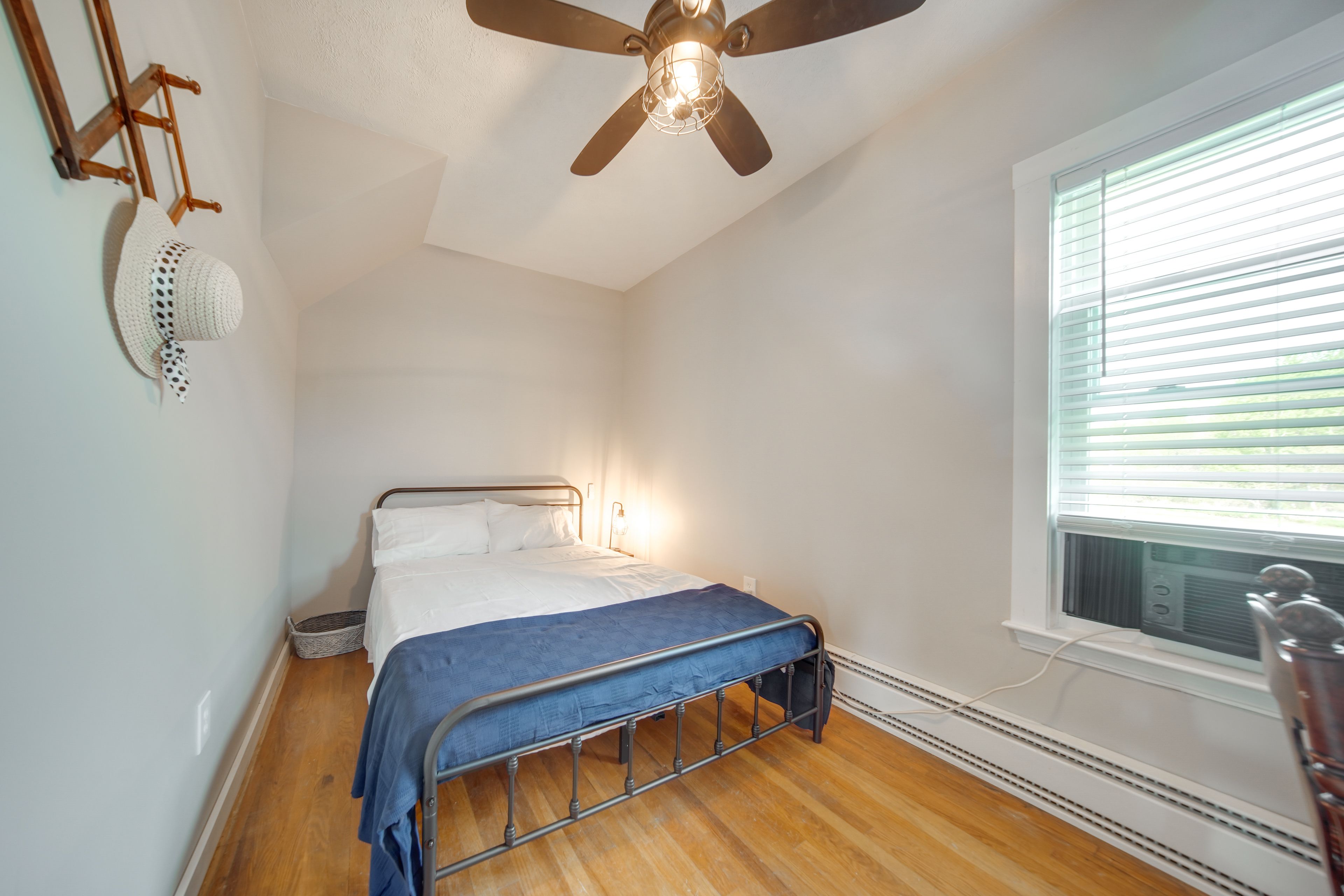 Bedroom 1 | Queen Bed