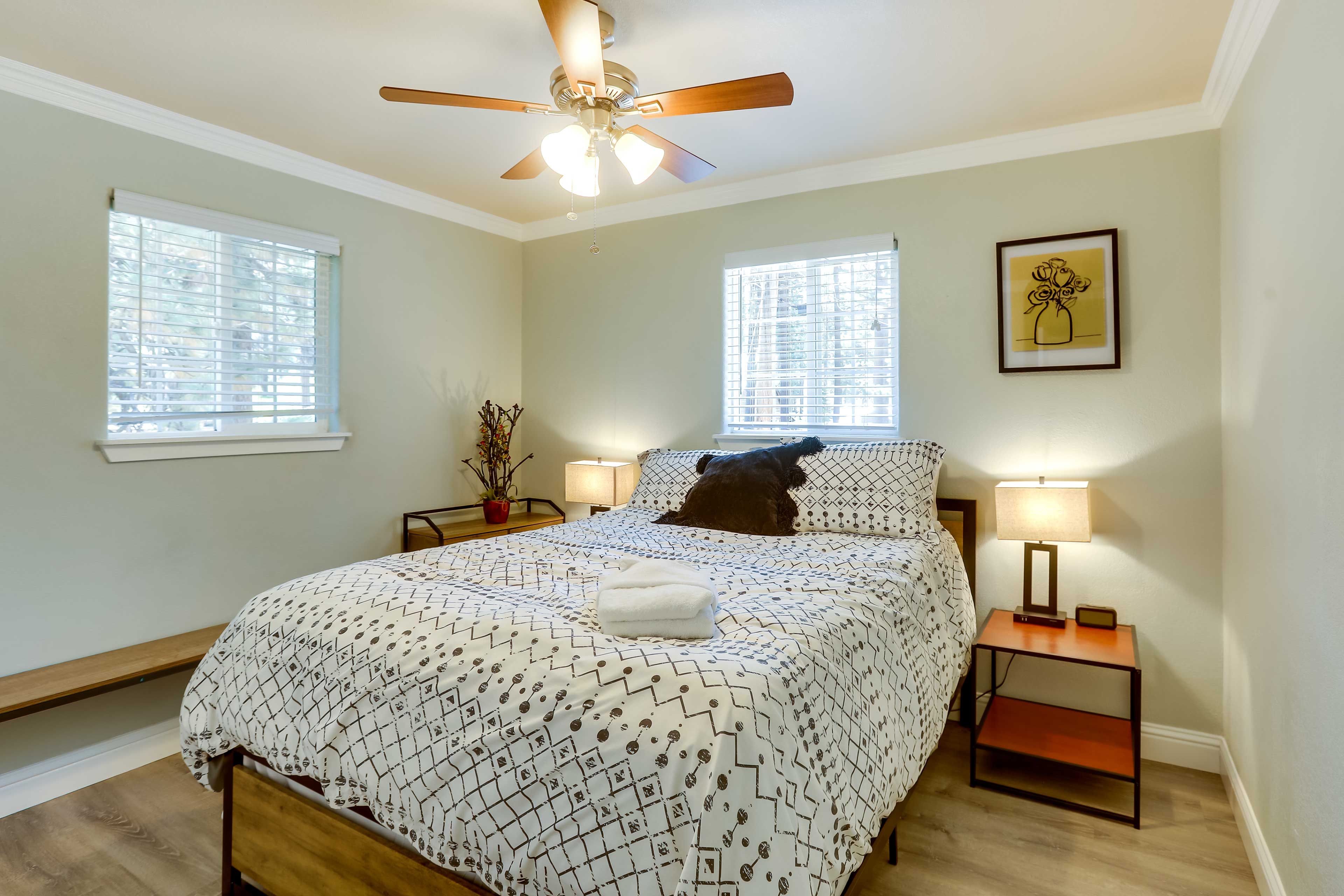 Bedroom 1 | Queen Bed