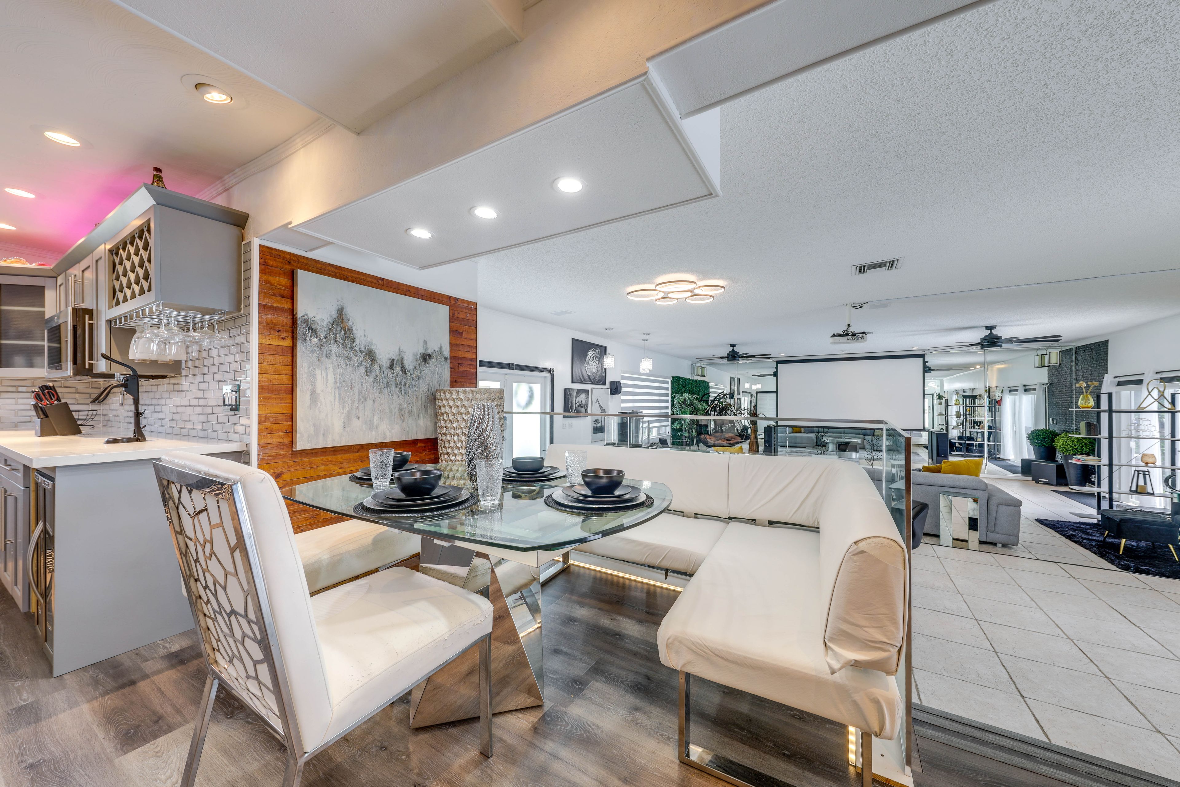 Dining Area | Dishware/Flatware Provided