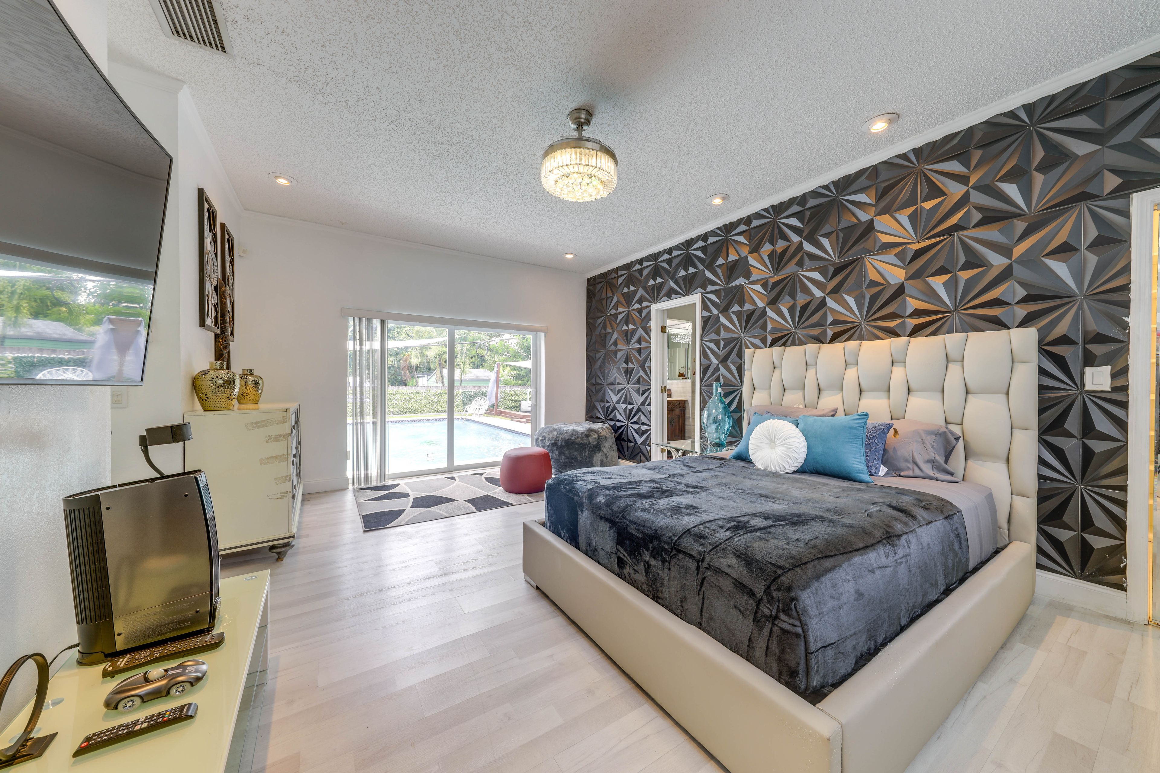 Bedroom Suite 1 | Queen Bed | Smart TV