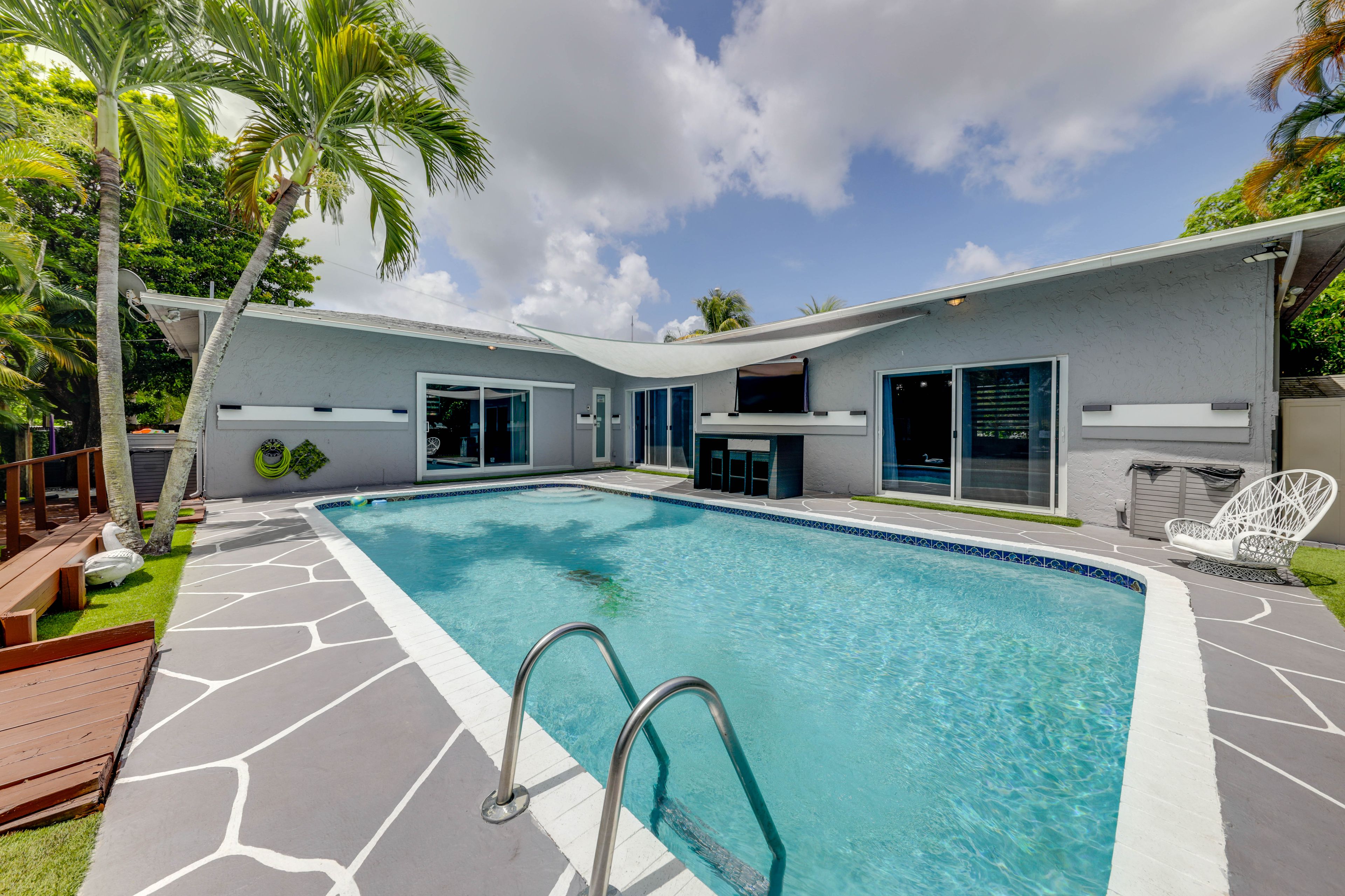 West Park Vacation Rental | 3BR | 2.5BA | 2,000 Sq Ft | 5 Steps to Enter