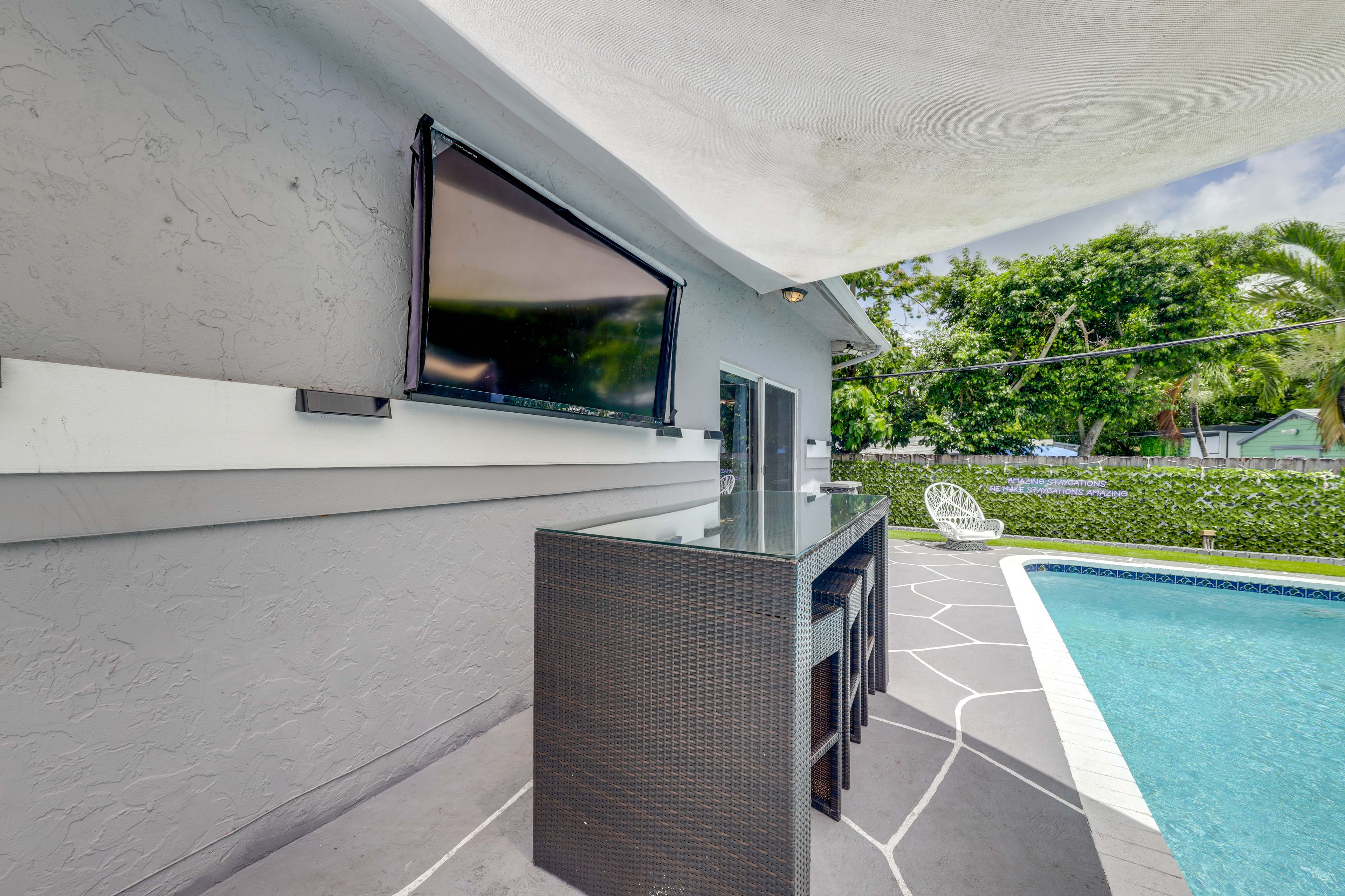 Dining Area | Smart TV