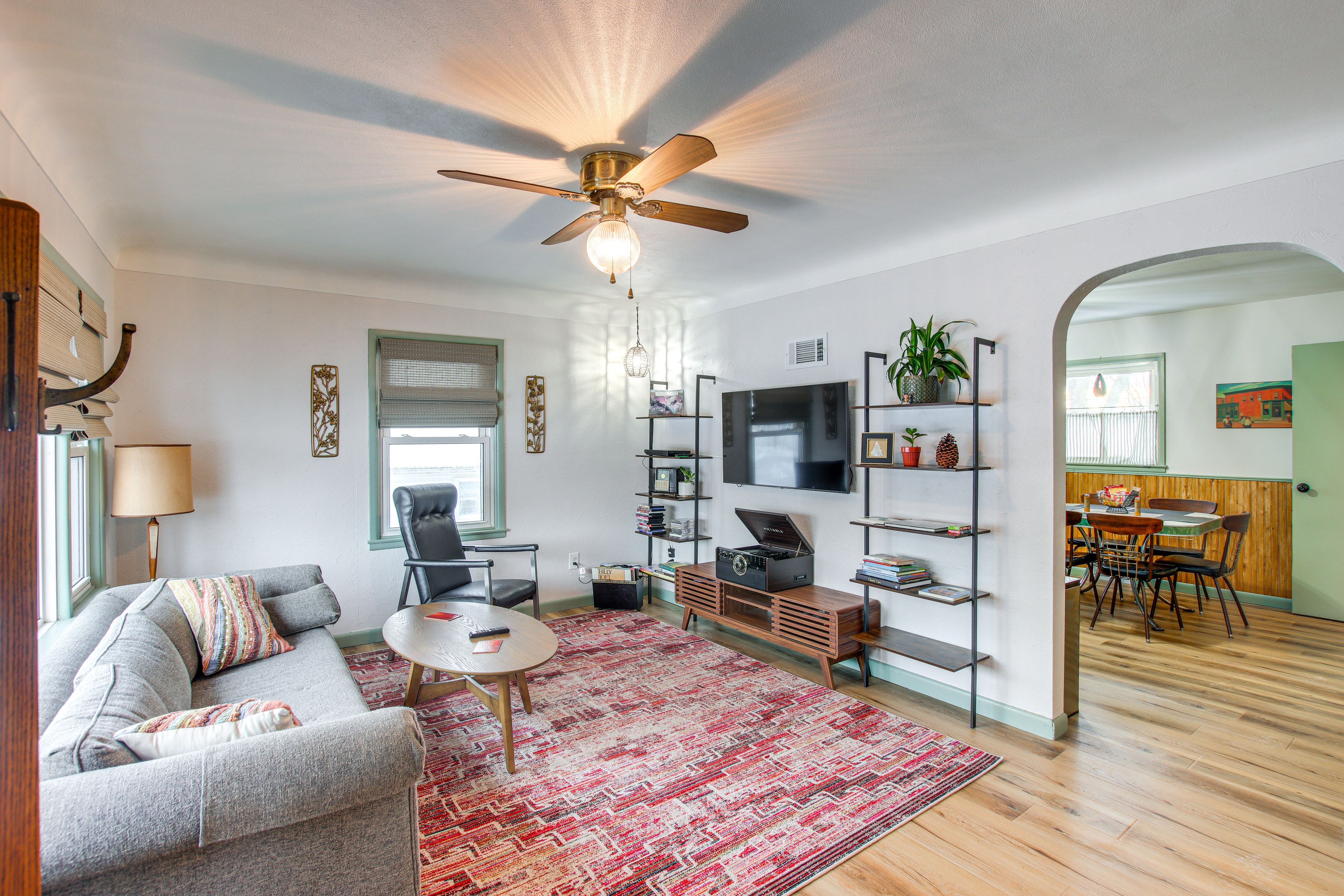 Living Room | Smart TV | Free WiFi | Pet Friendly w/ Fee