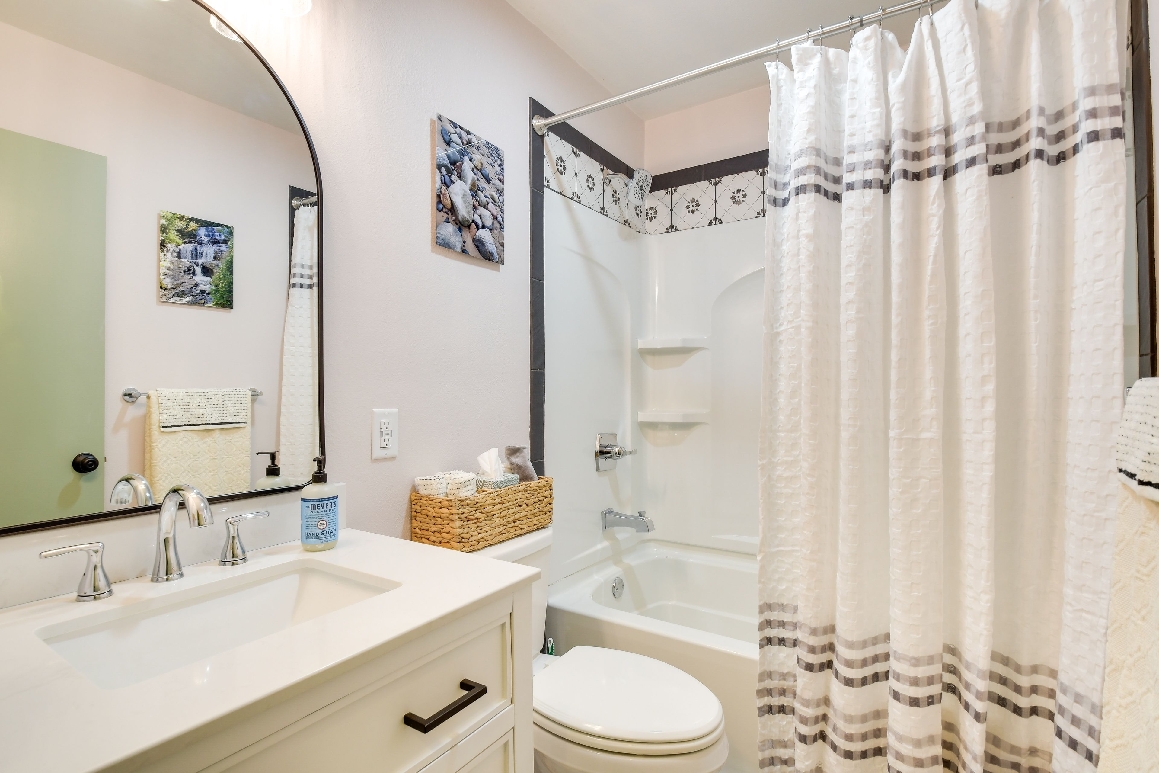 Full Bathroom | Towels Provided | Complimentary Toiletries