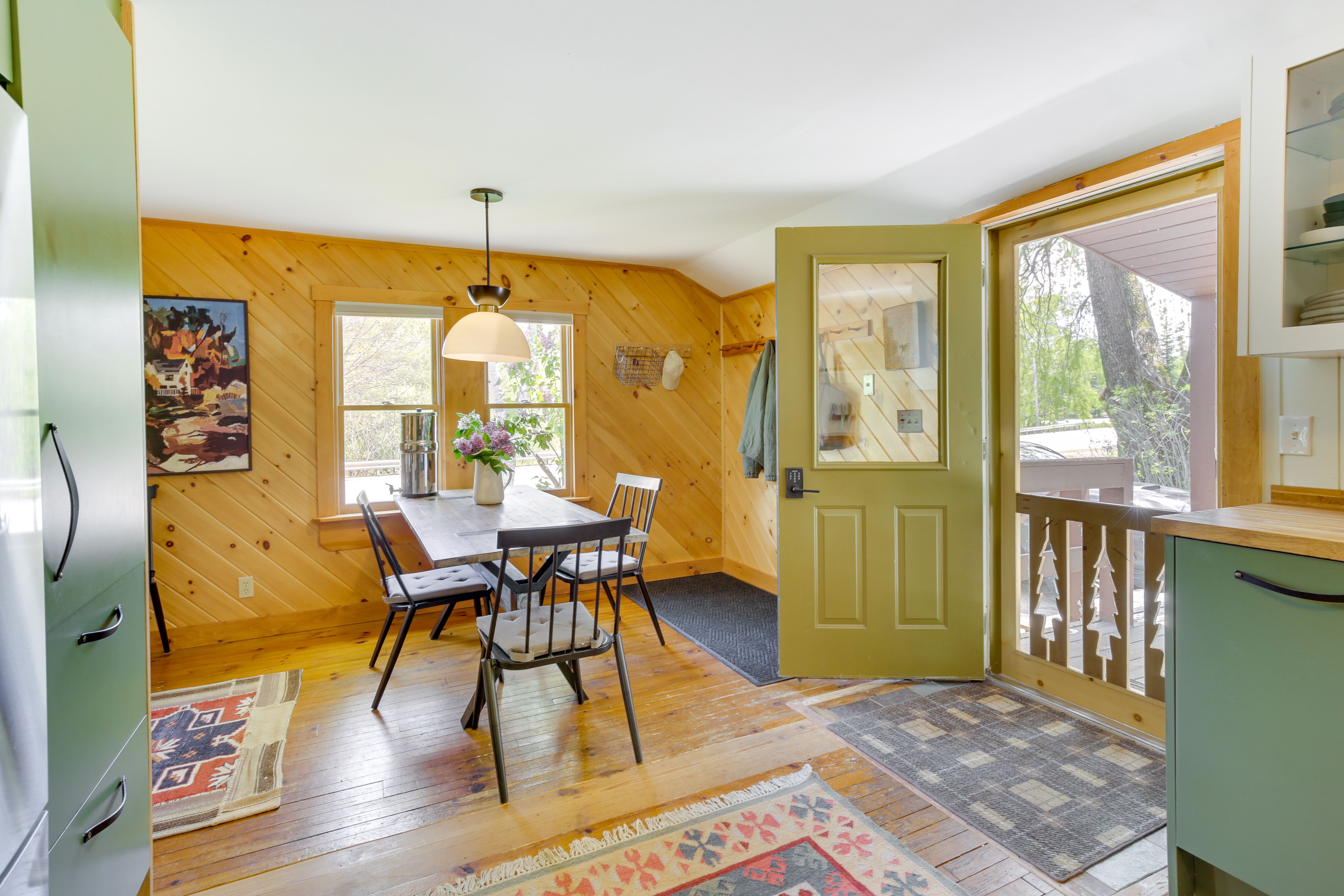 Dining Area | Dishware & Flatware Provided
