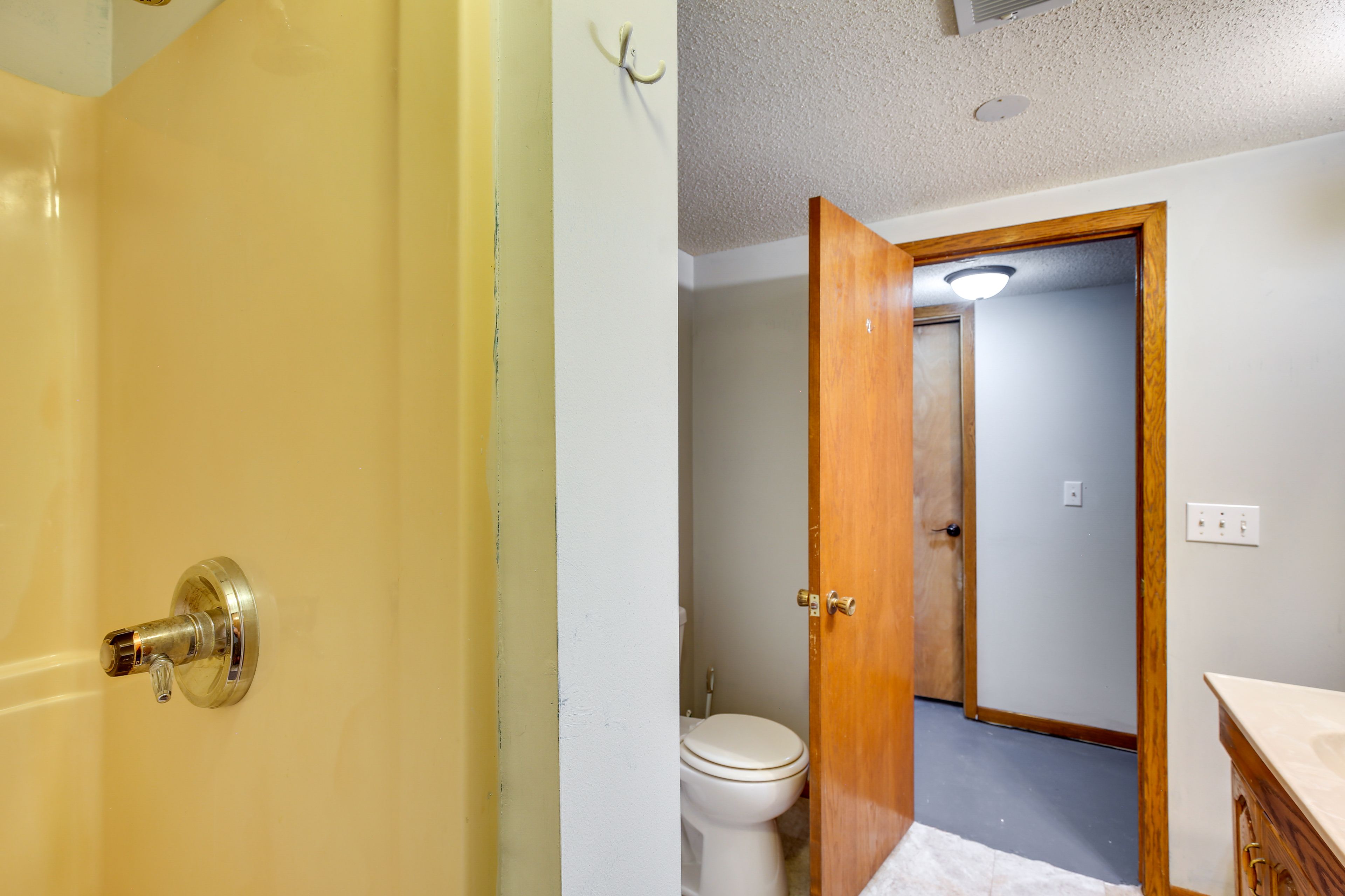 Full Bathroom | Upper Level | Towels Provided | Complimentary Toiletries