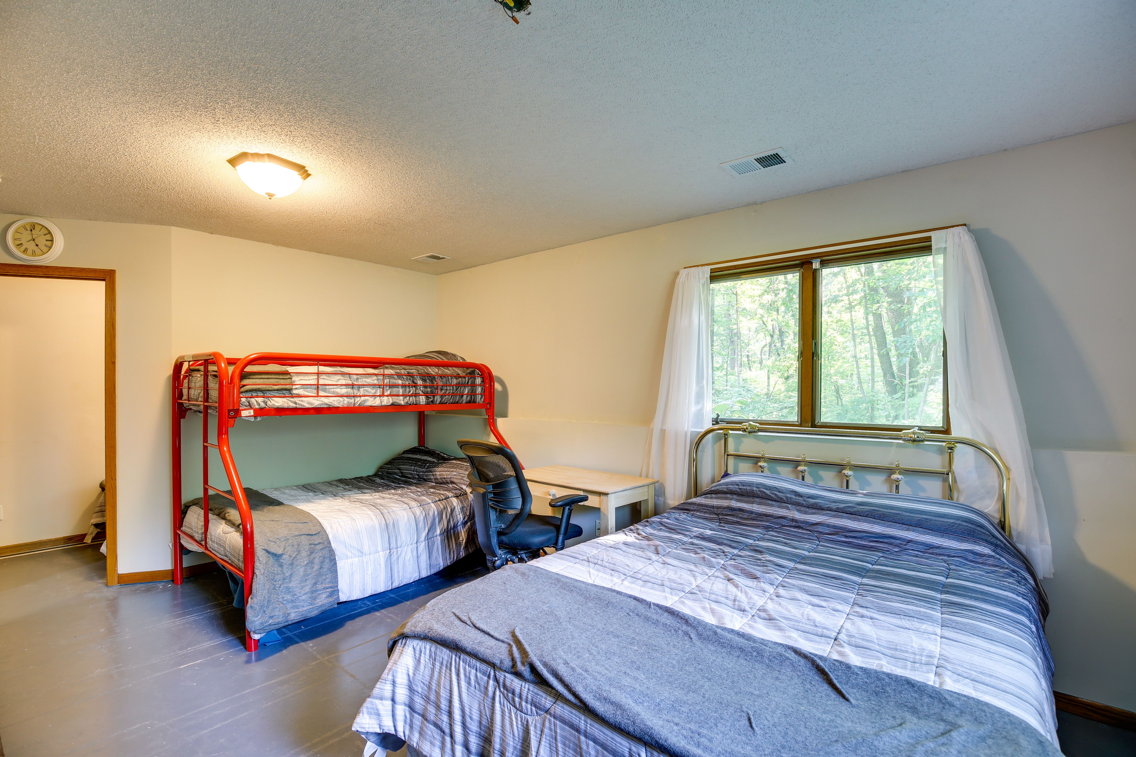 Bedroom 1 | Upper Level | Queen Bed | Twin/Full Bunk Bed | Twin Bed