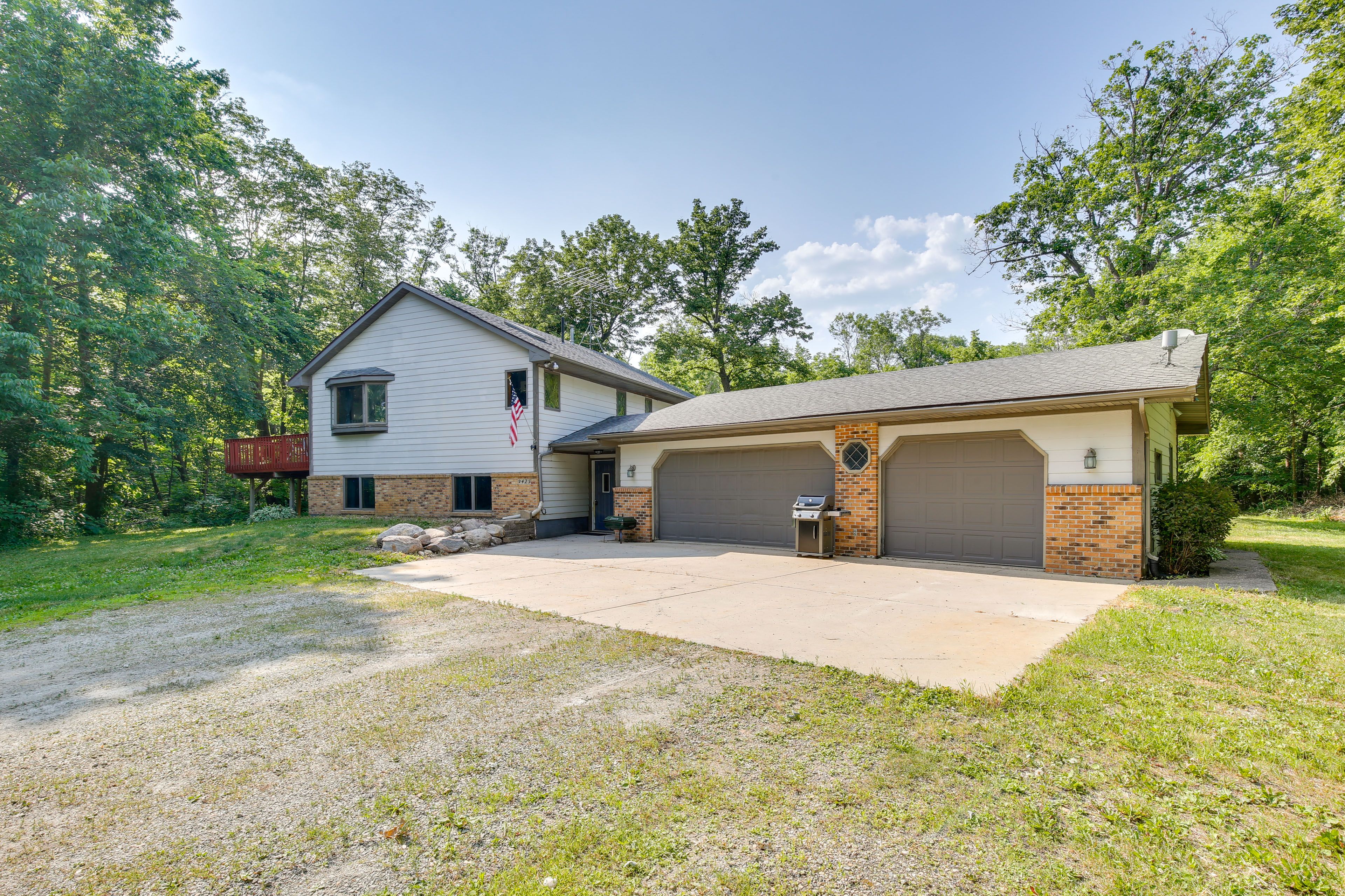 Parking | Driveway (4 Vehicles) | Garage (2 Vehicles) | RV/Trailer Parking