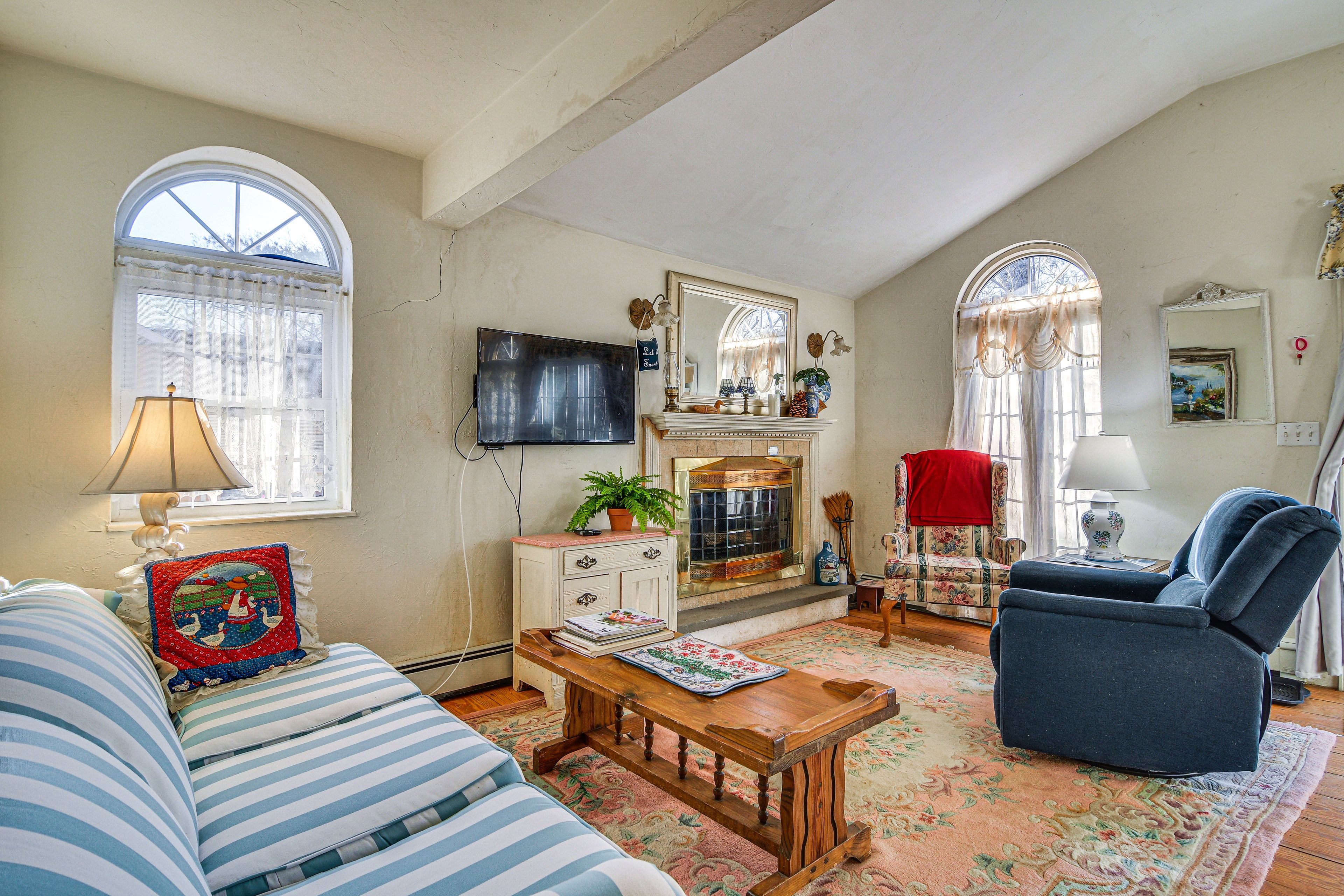 Living Room | Single-Story Cottage | Flat-Screen TV | Free WiFi