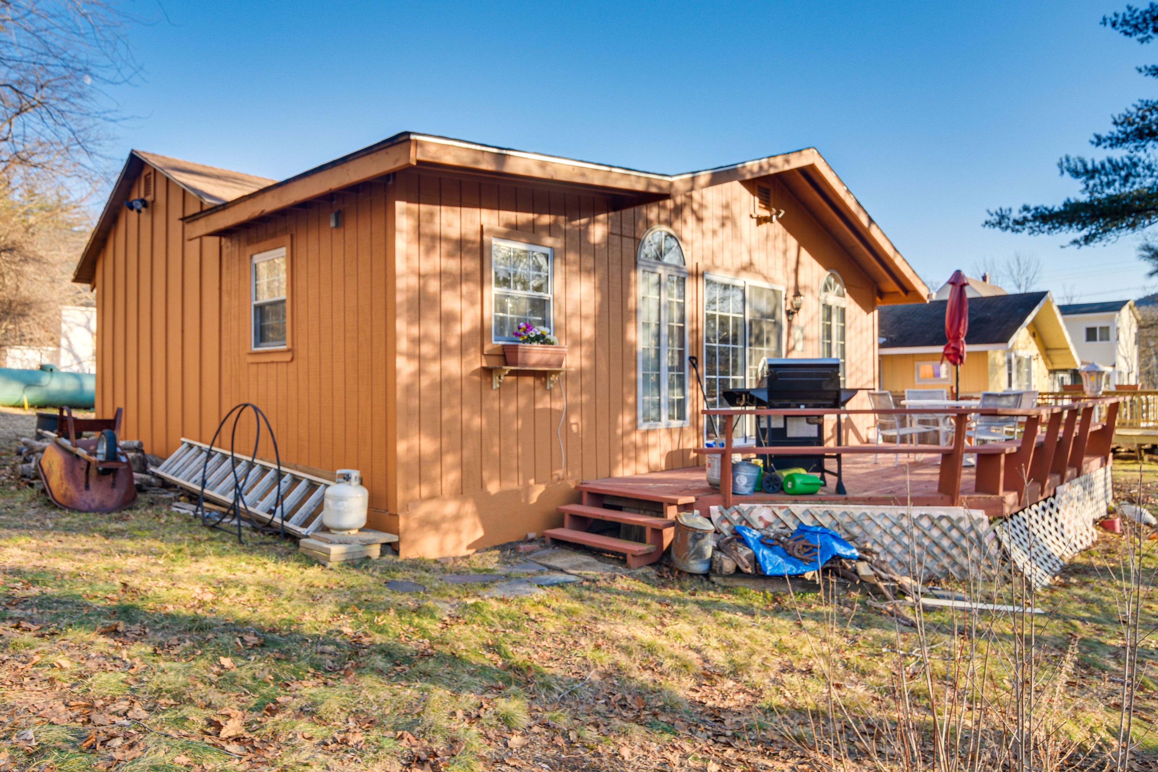 Deck | Gas Grill | Outdoor Dining Area