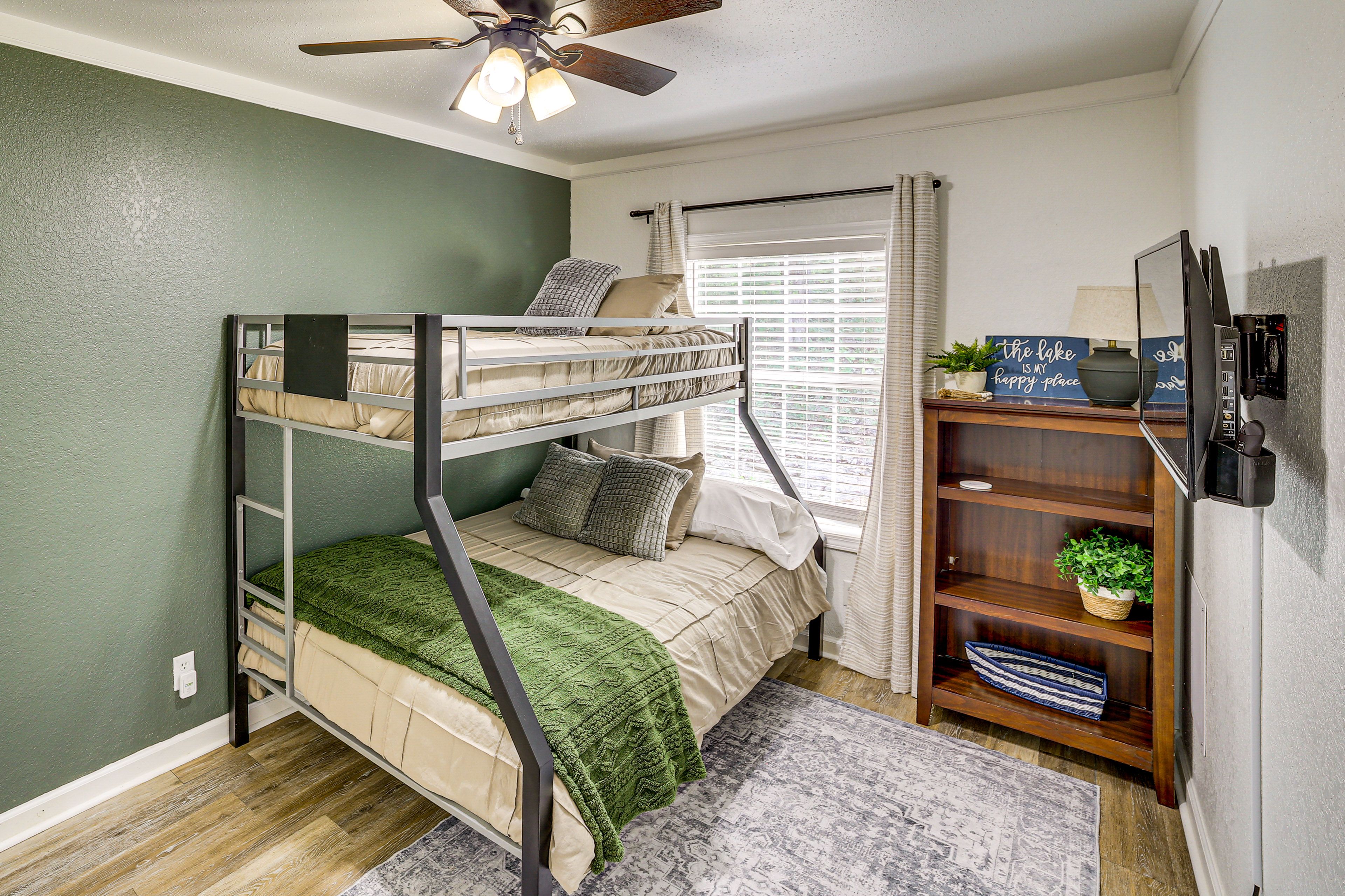 Bedroom 3 | Twin/Full Bunk Bed
