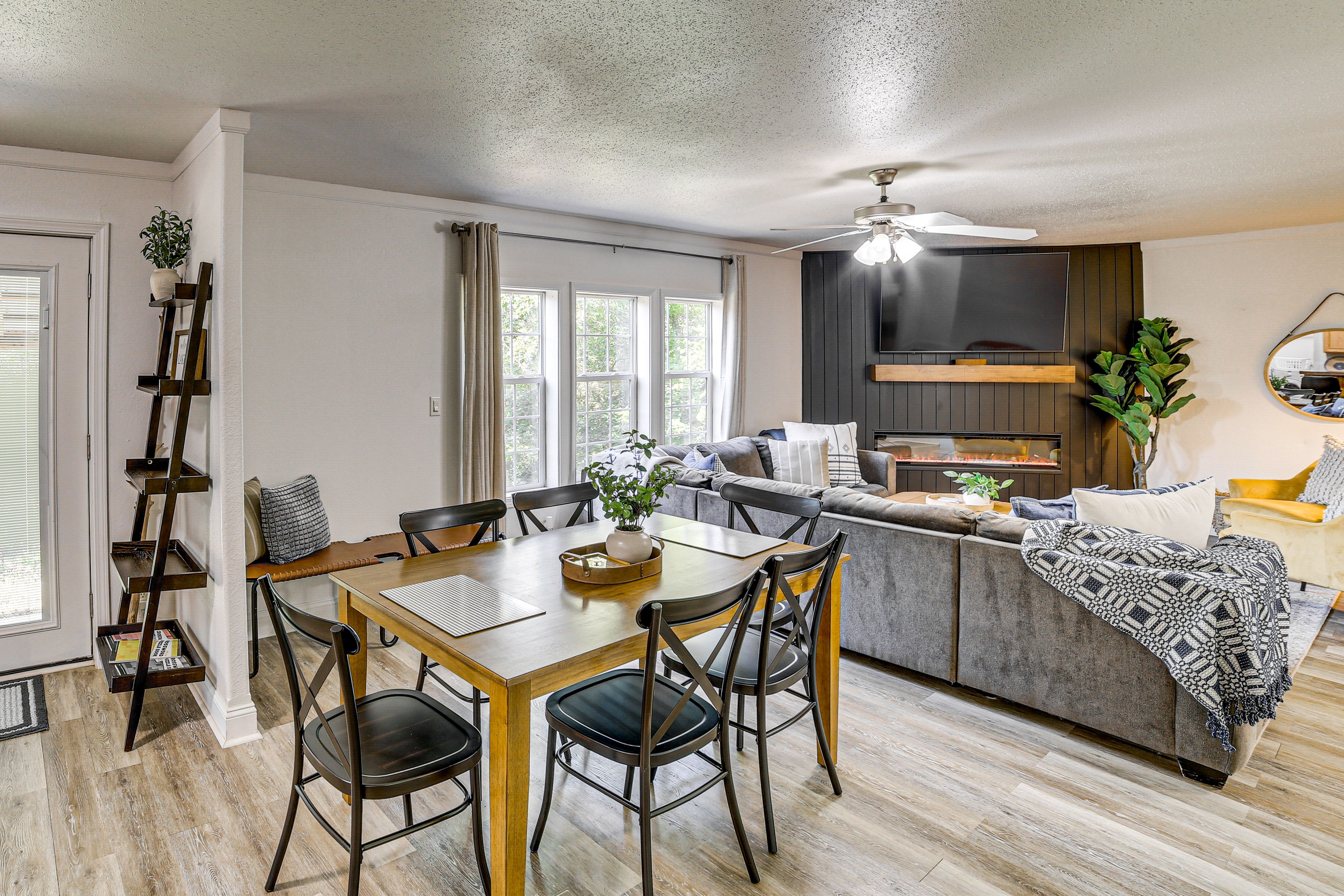 Dining Area | Dishes & Flatware Provided