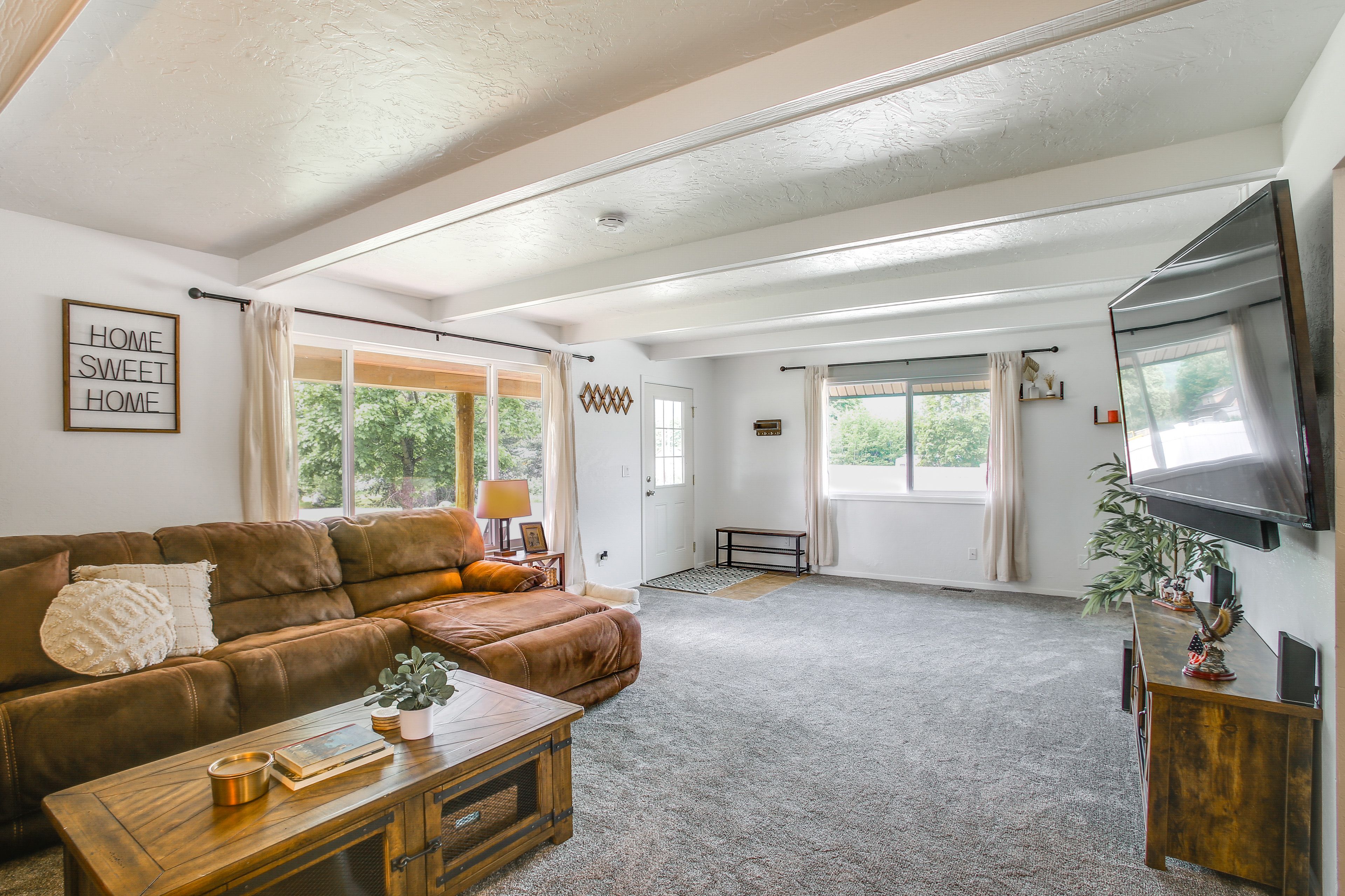 Living Room | Free WiFi | Smart TV | Central A/C & Heating