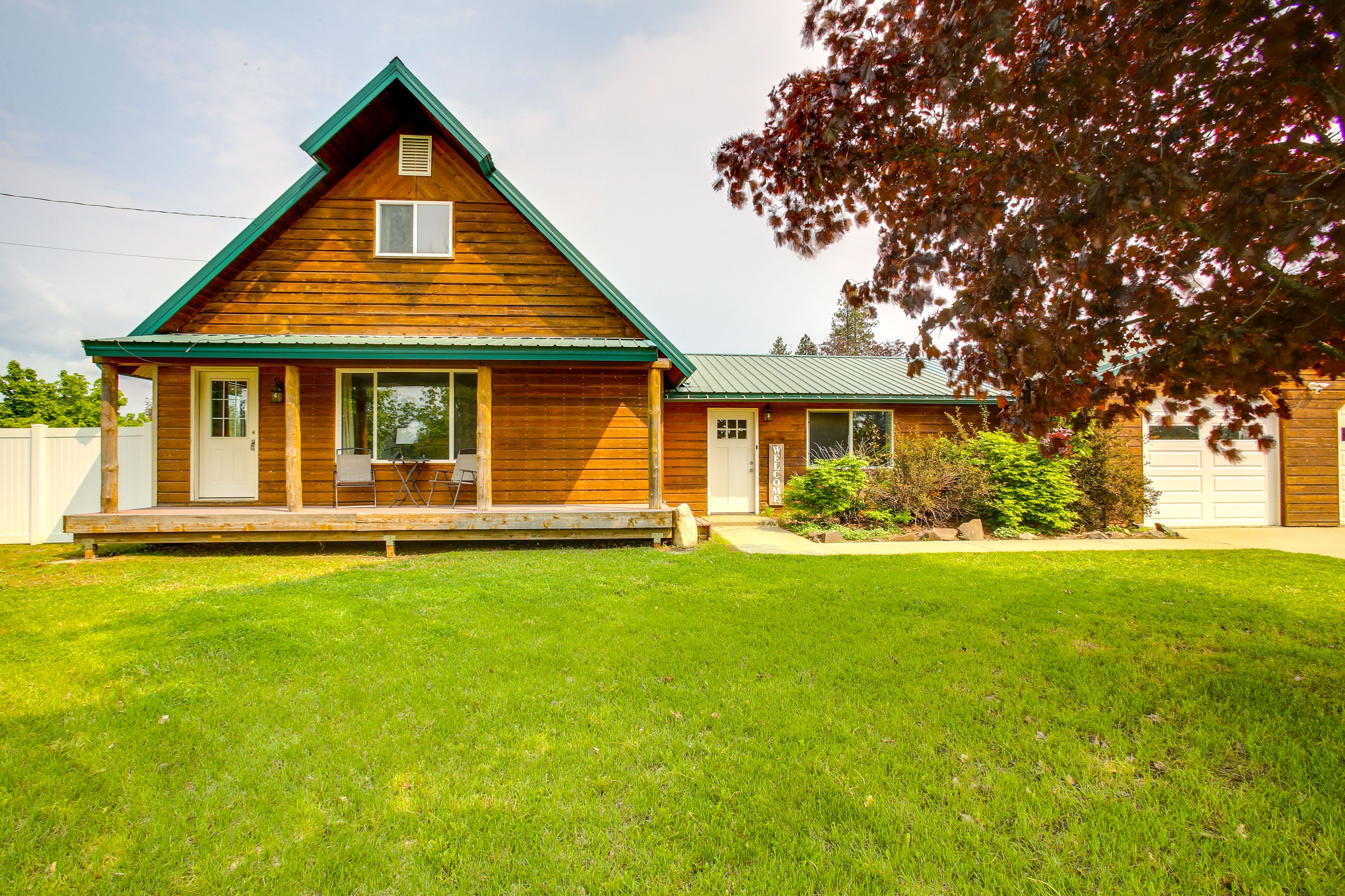 Spirit Lake Vacation Rental | 3BR | 2BA | 2,250 Sq Ft | 1 Step to Enter