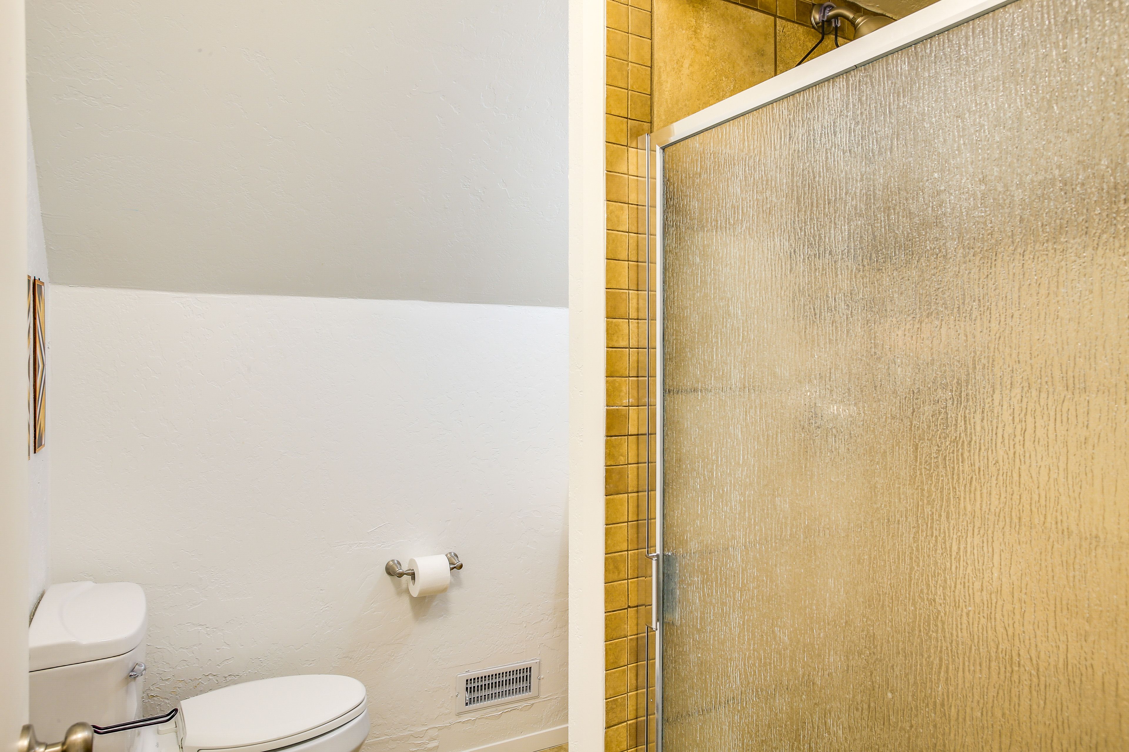 Full Bath | Complimentary Toiletries | Towels Provided