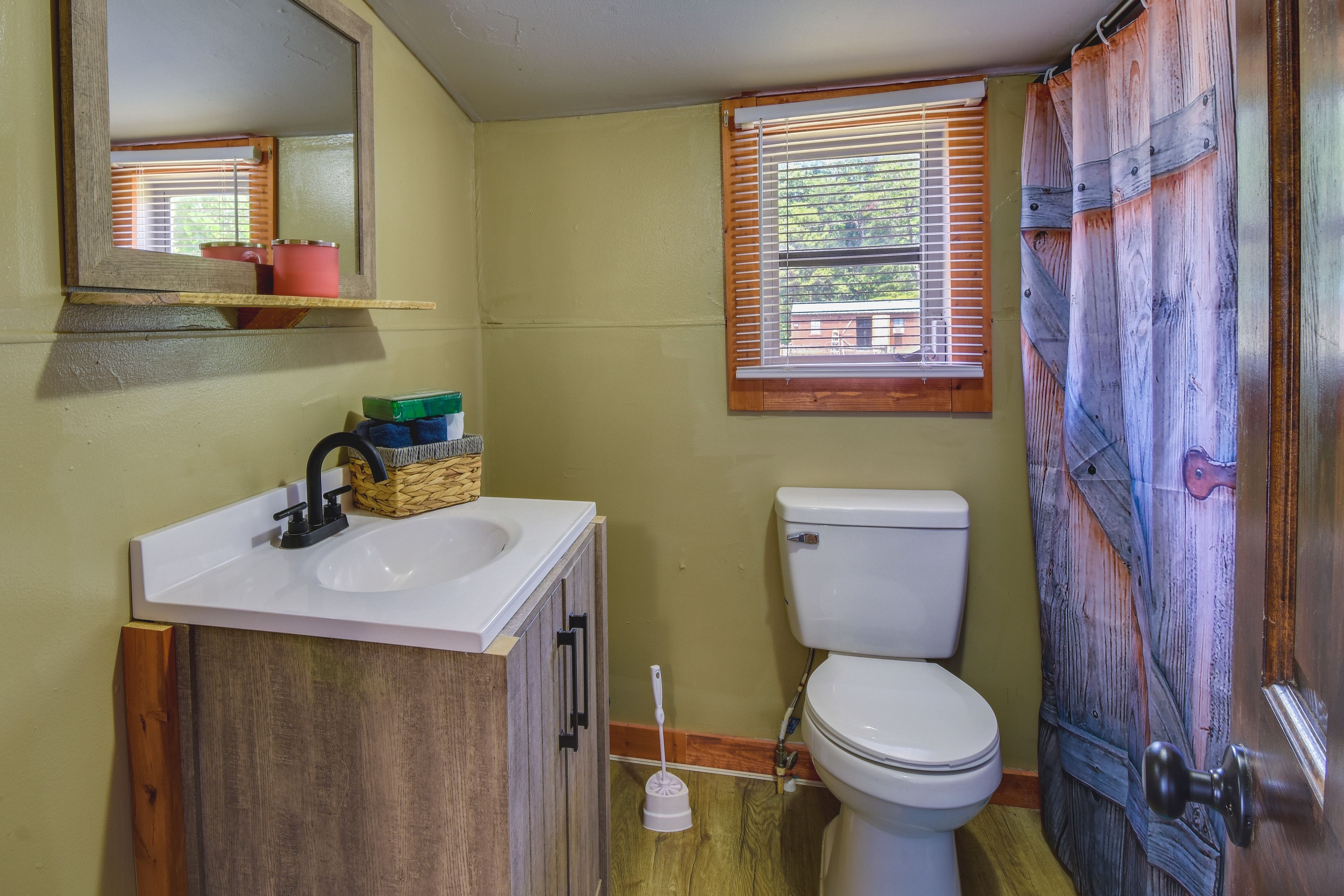 Full Bathroom | Main Level | Towels Provided | Toiletries