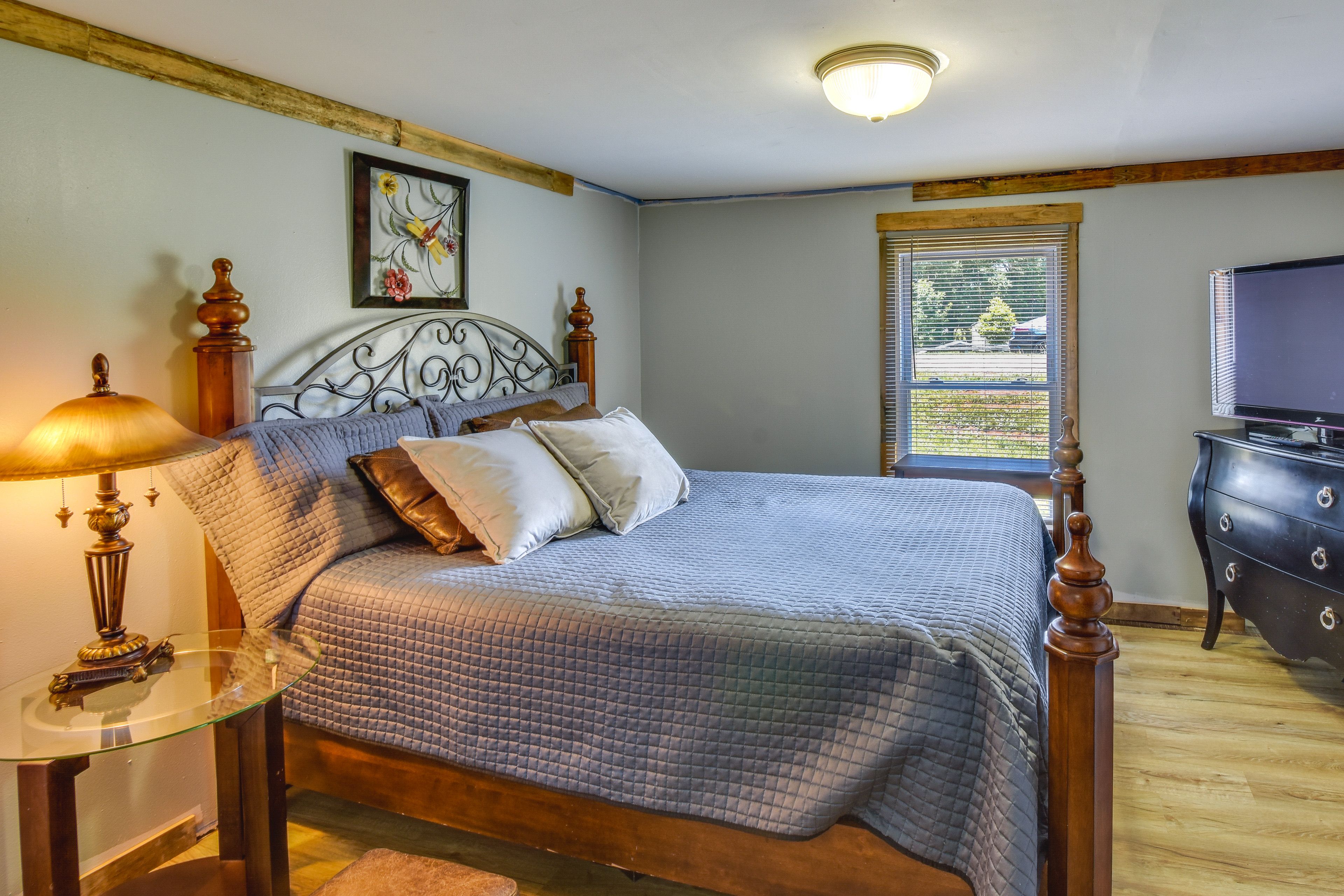 Bedroom 1 | Main Level | Queen Bed | Linens Provided