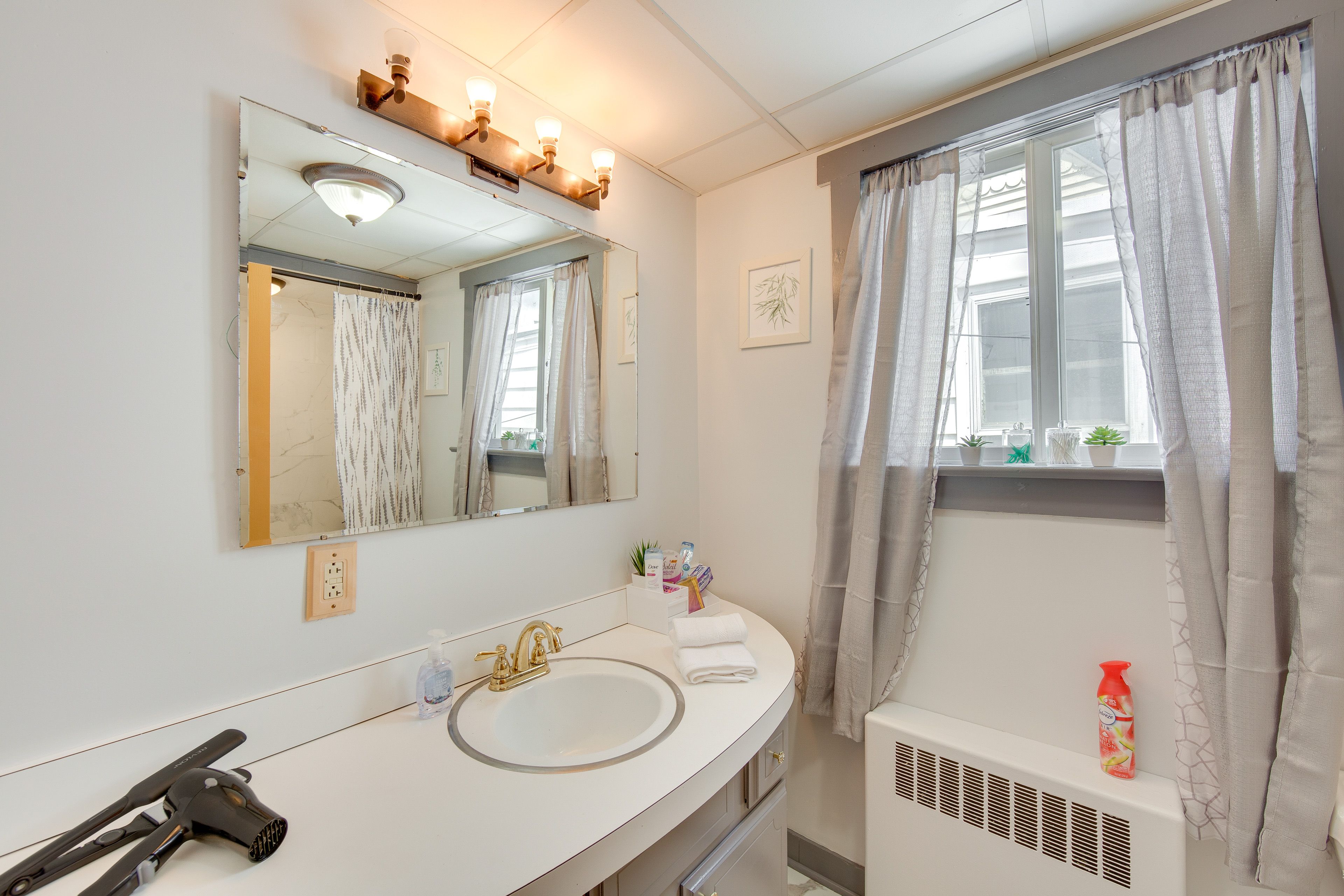 Full Bathroom | Complimentary Toiletries | 2nd Floor