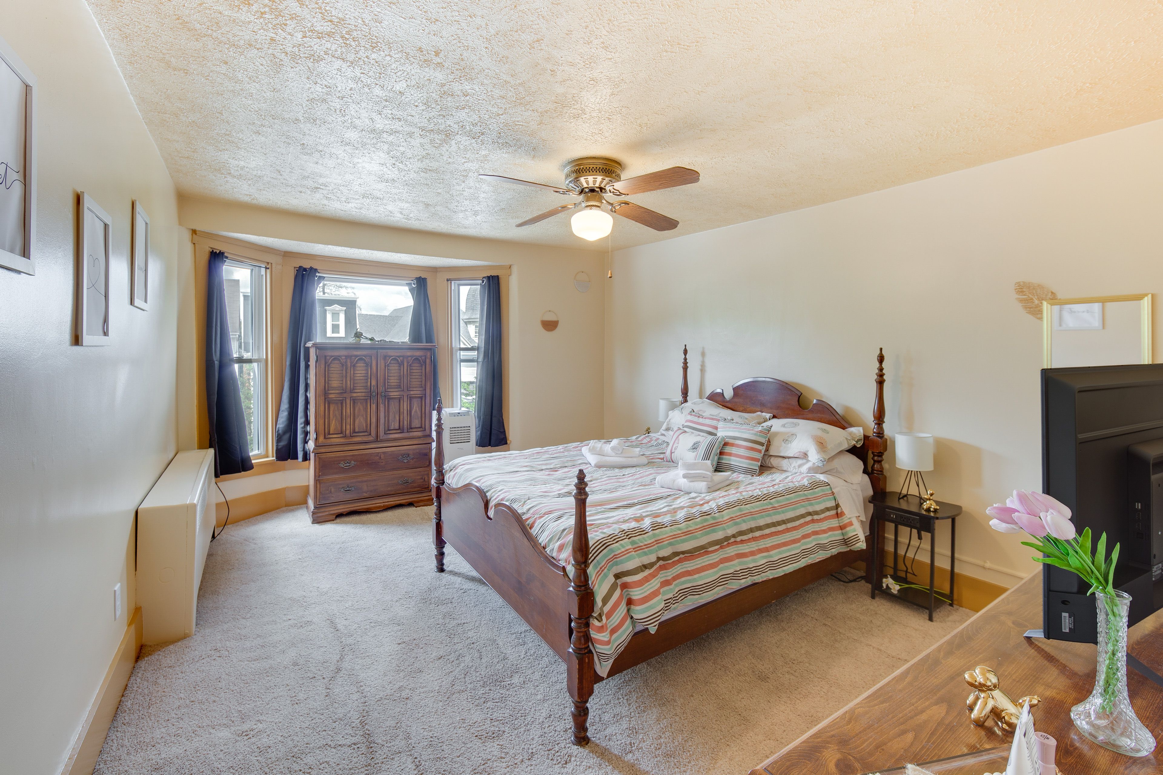 Bedroom 1 | Queen Bed | Smart TV | 2nd Floor