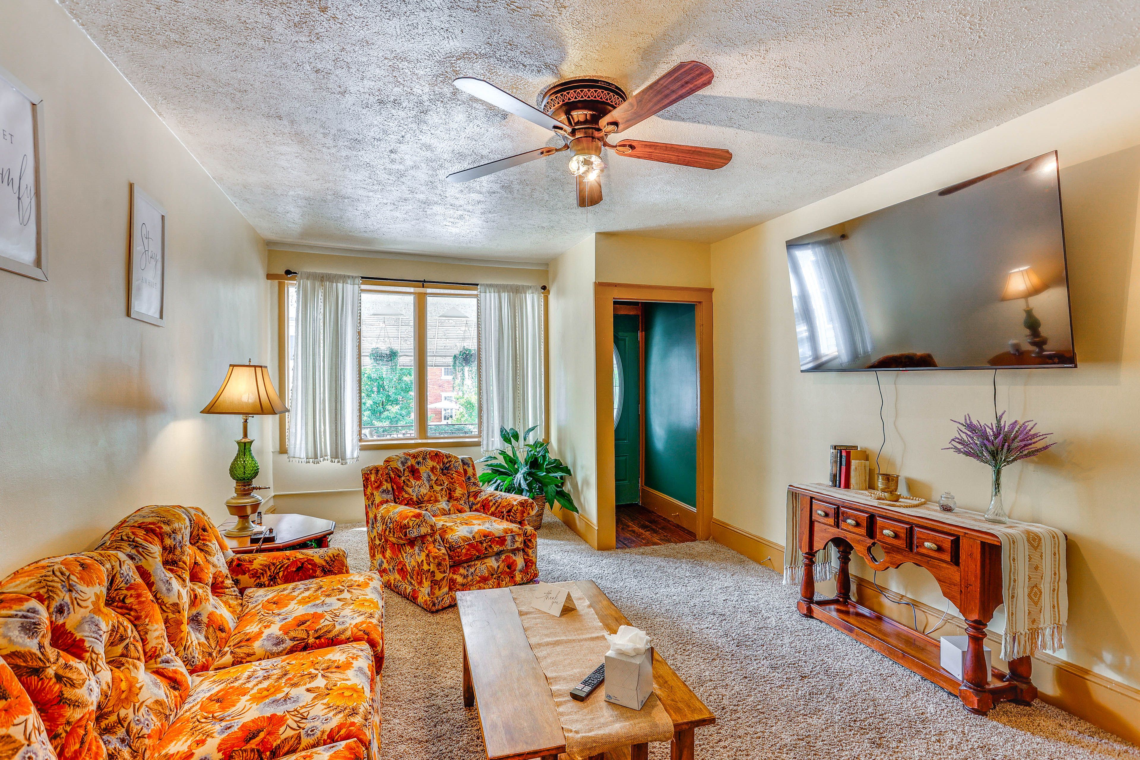 Living Area | 1st Floor | Smart TV | Board Games