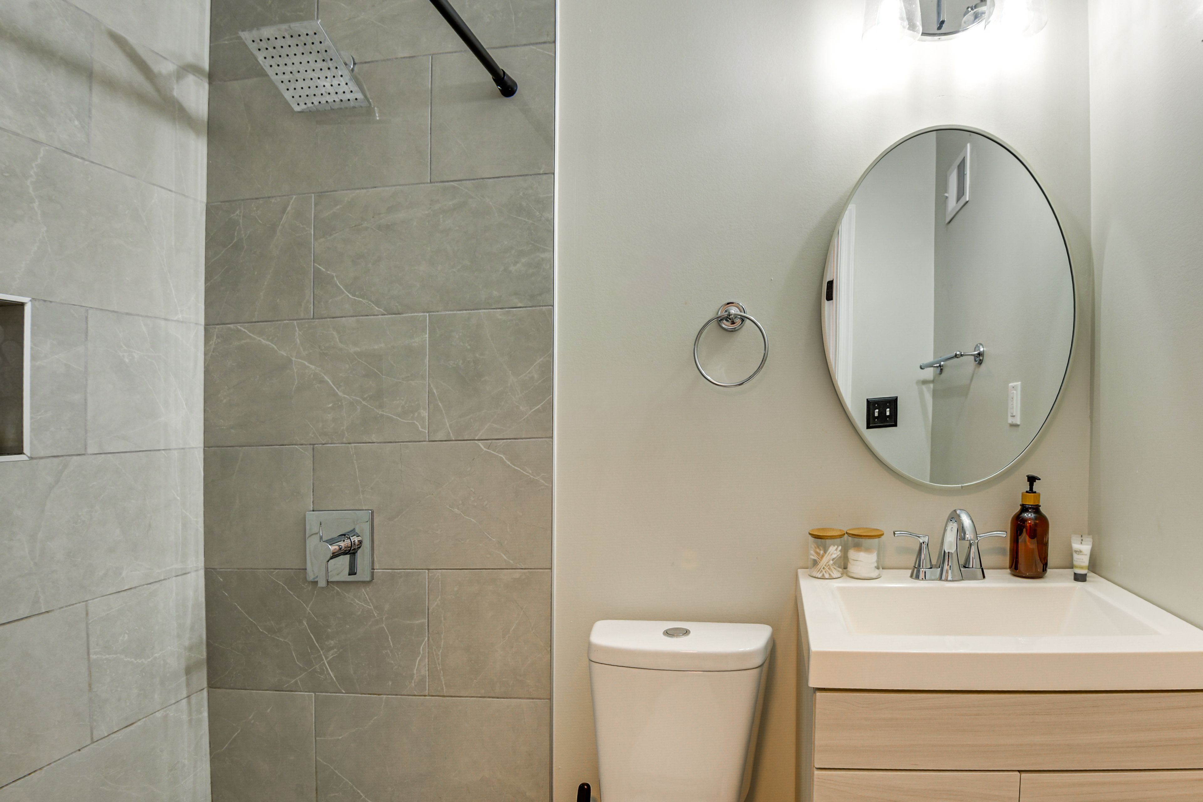 Full Bathroom | 2nd Floor | Complimentary Toiletries