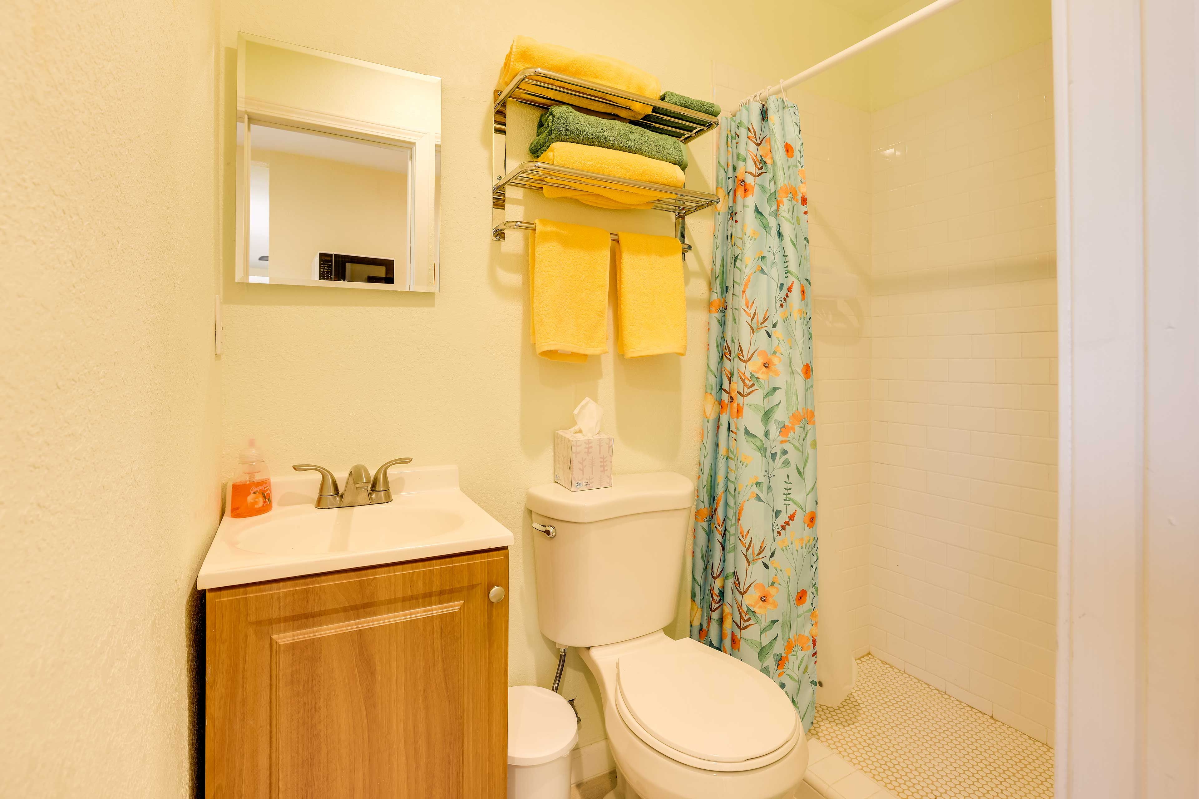 Full Bathroom | Complimentary Toiletries