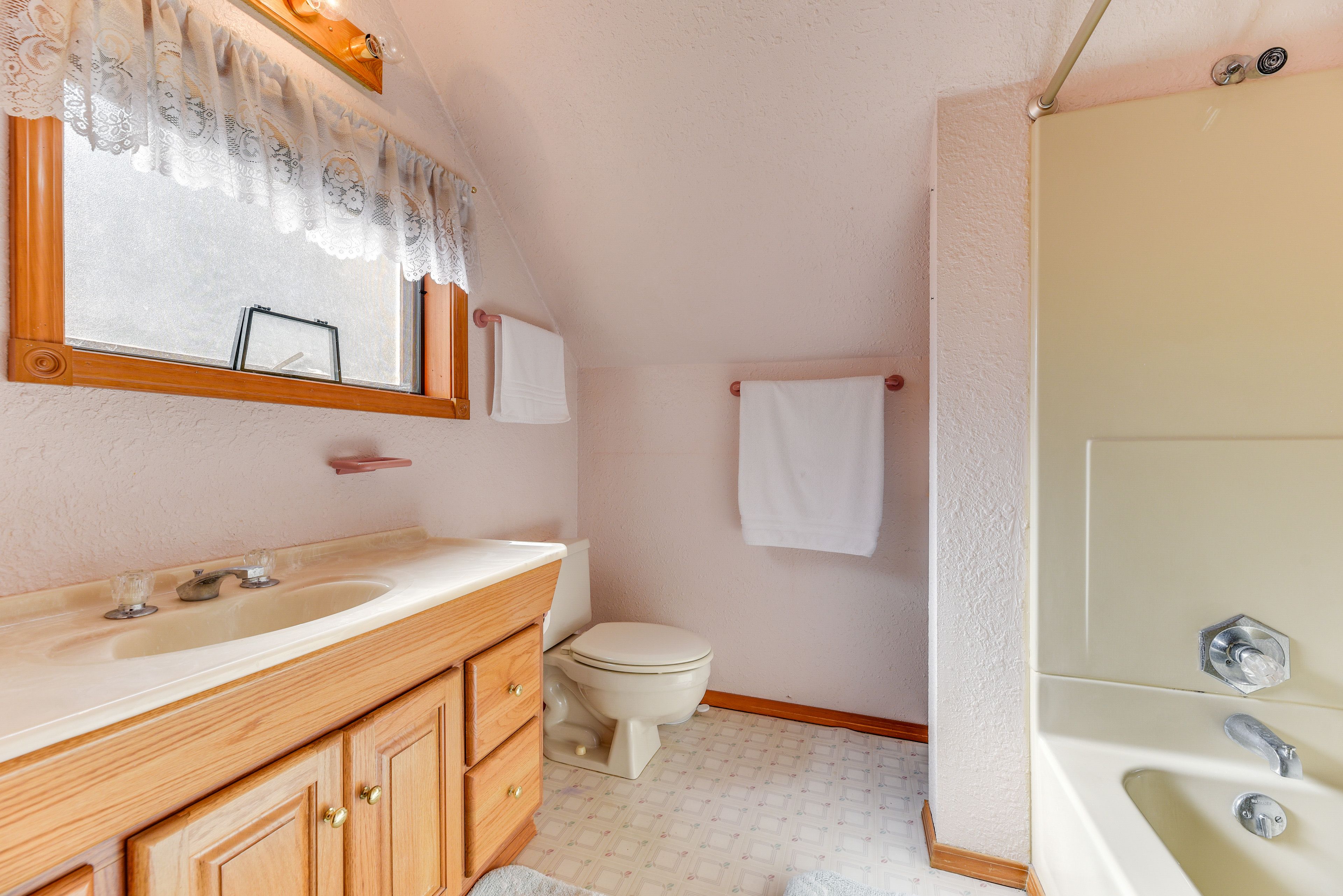 Full Bathroom | 2nd Floor