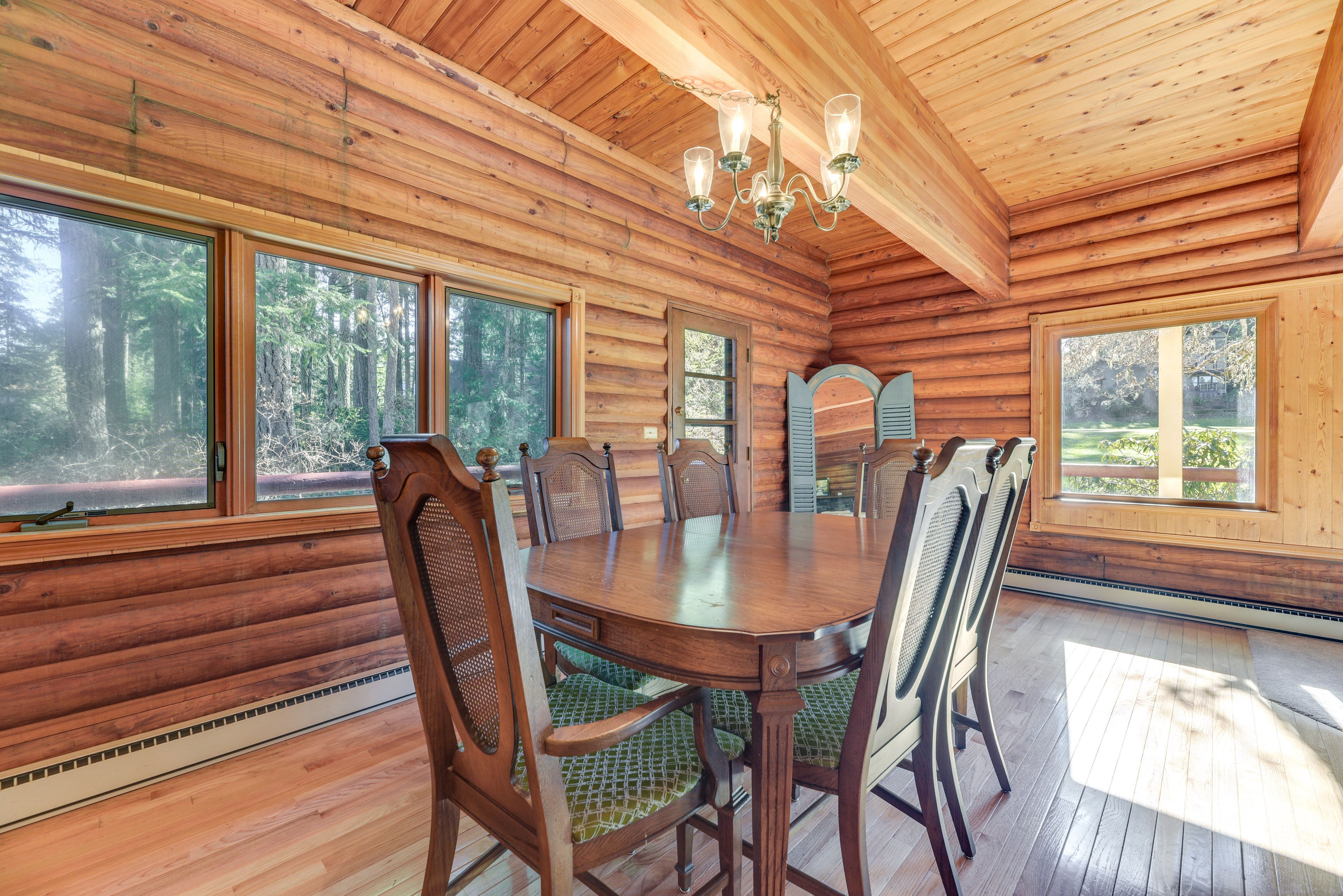 Dining Area | Dishware & Flatware Provided