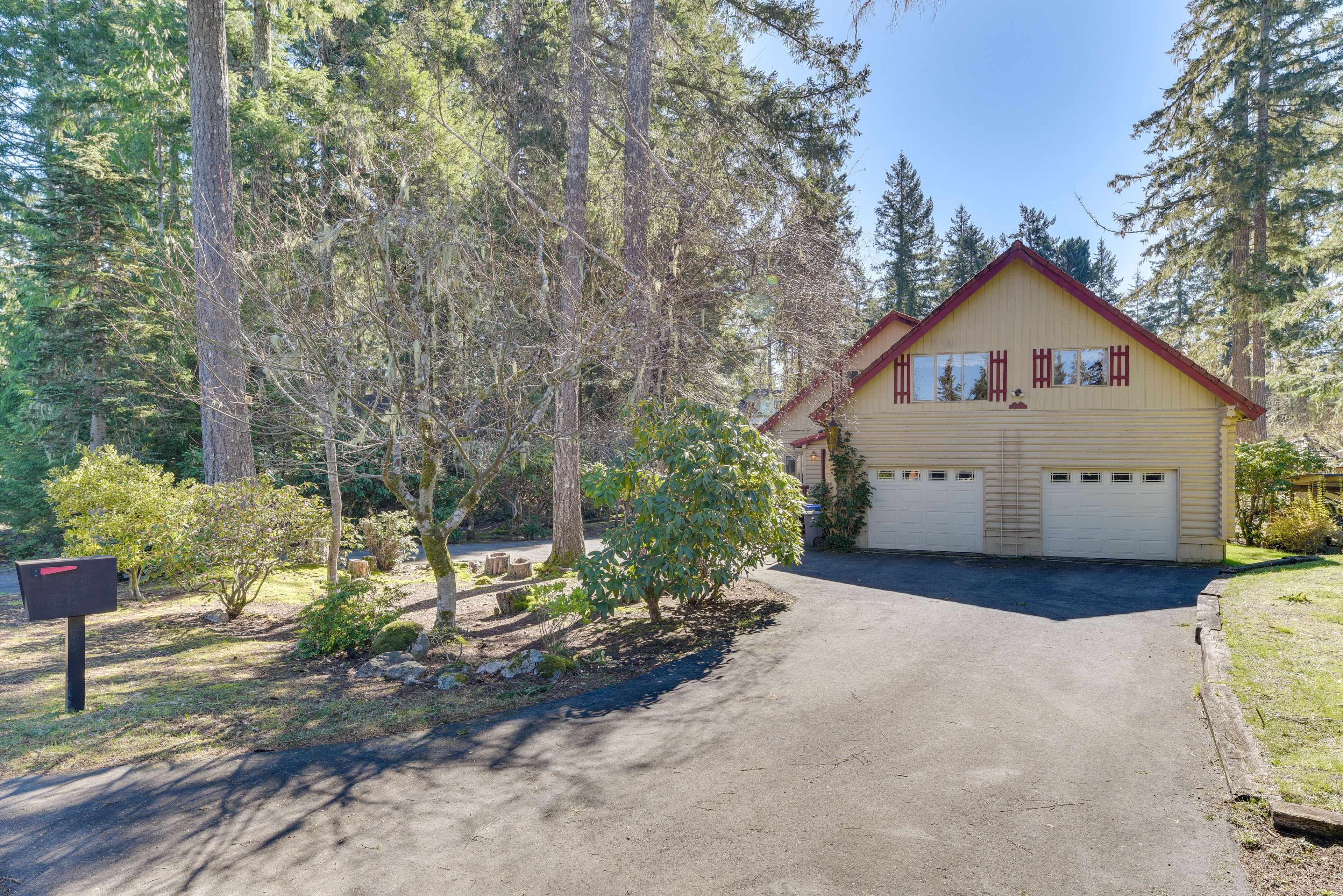 Parking | Driveway (5 Vehicles) | RV & Trailer Parking Allowed