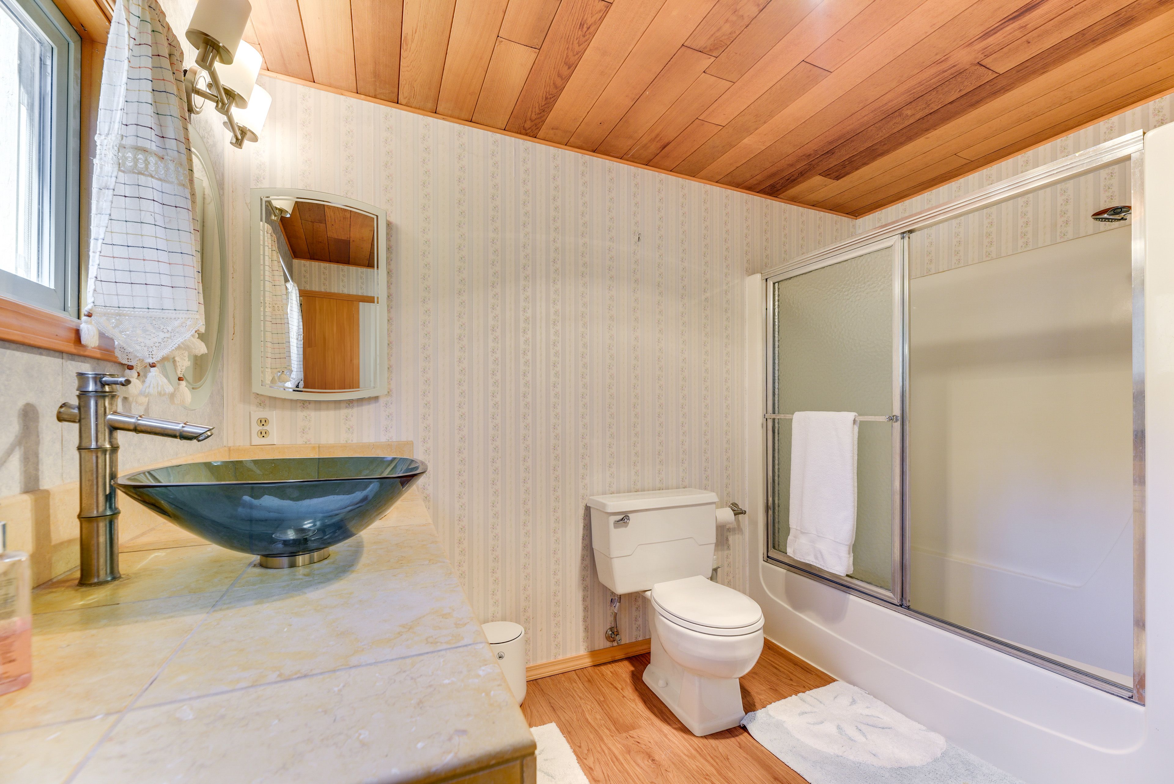 Full Bathroom | Complimentary Toiletries | 2nd Floor
