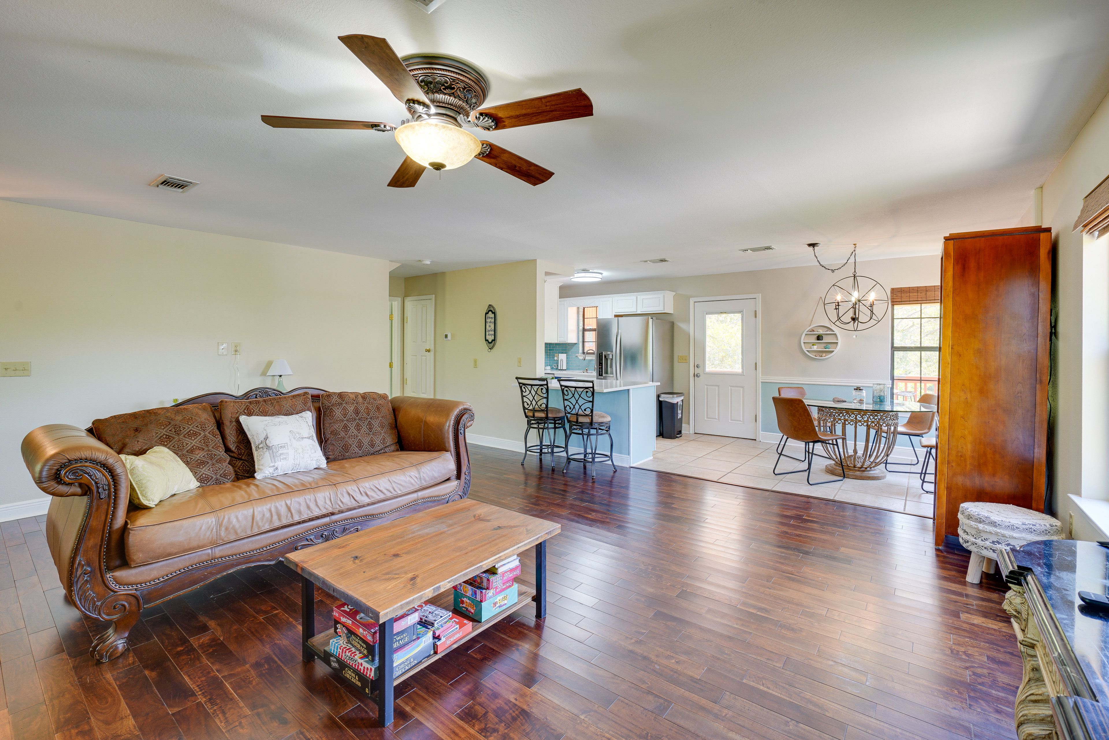 Living Room | Smart TV | Board Games