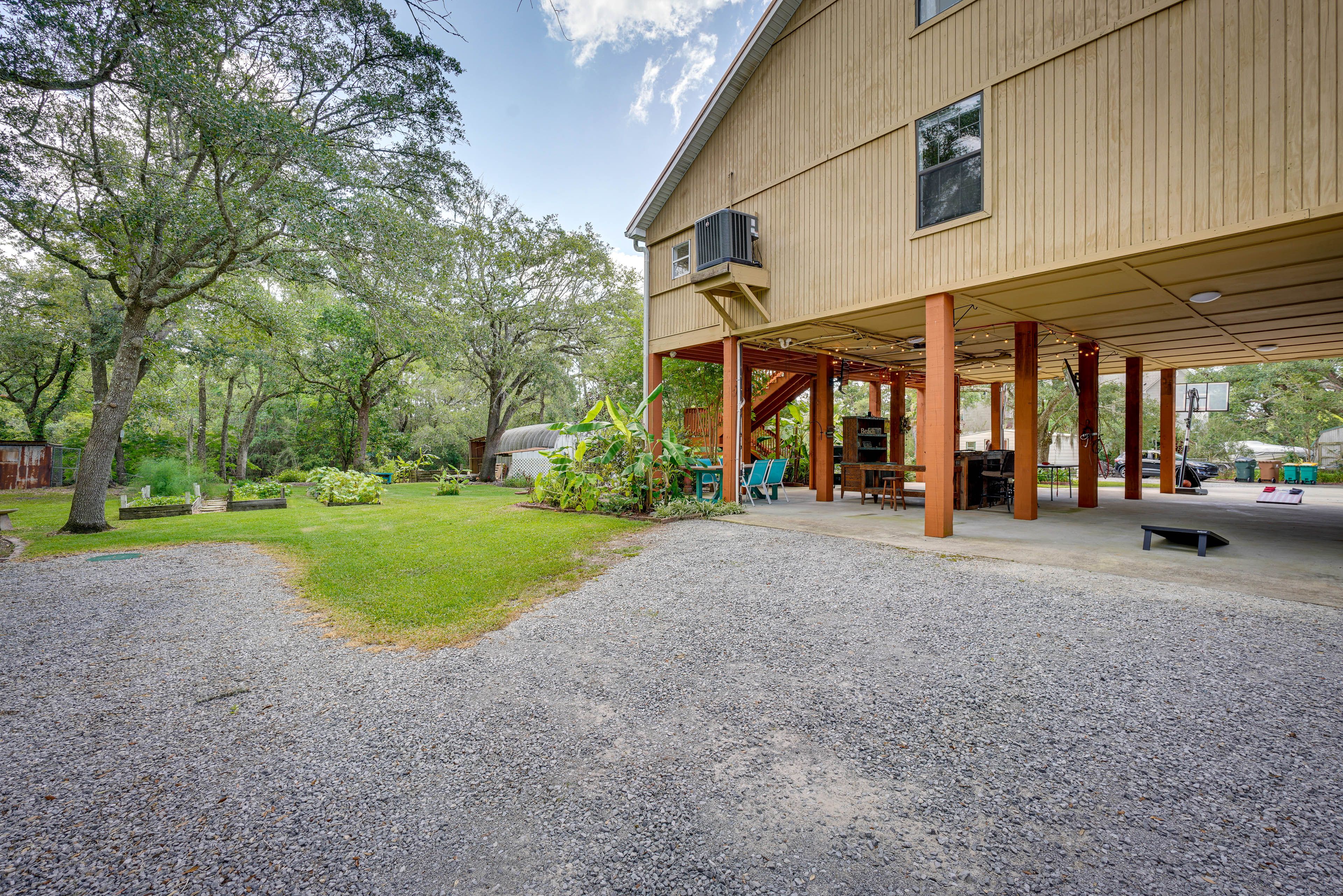Parking | Driveway (10 Vehicles) | RV/Trailer Parking