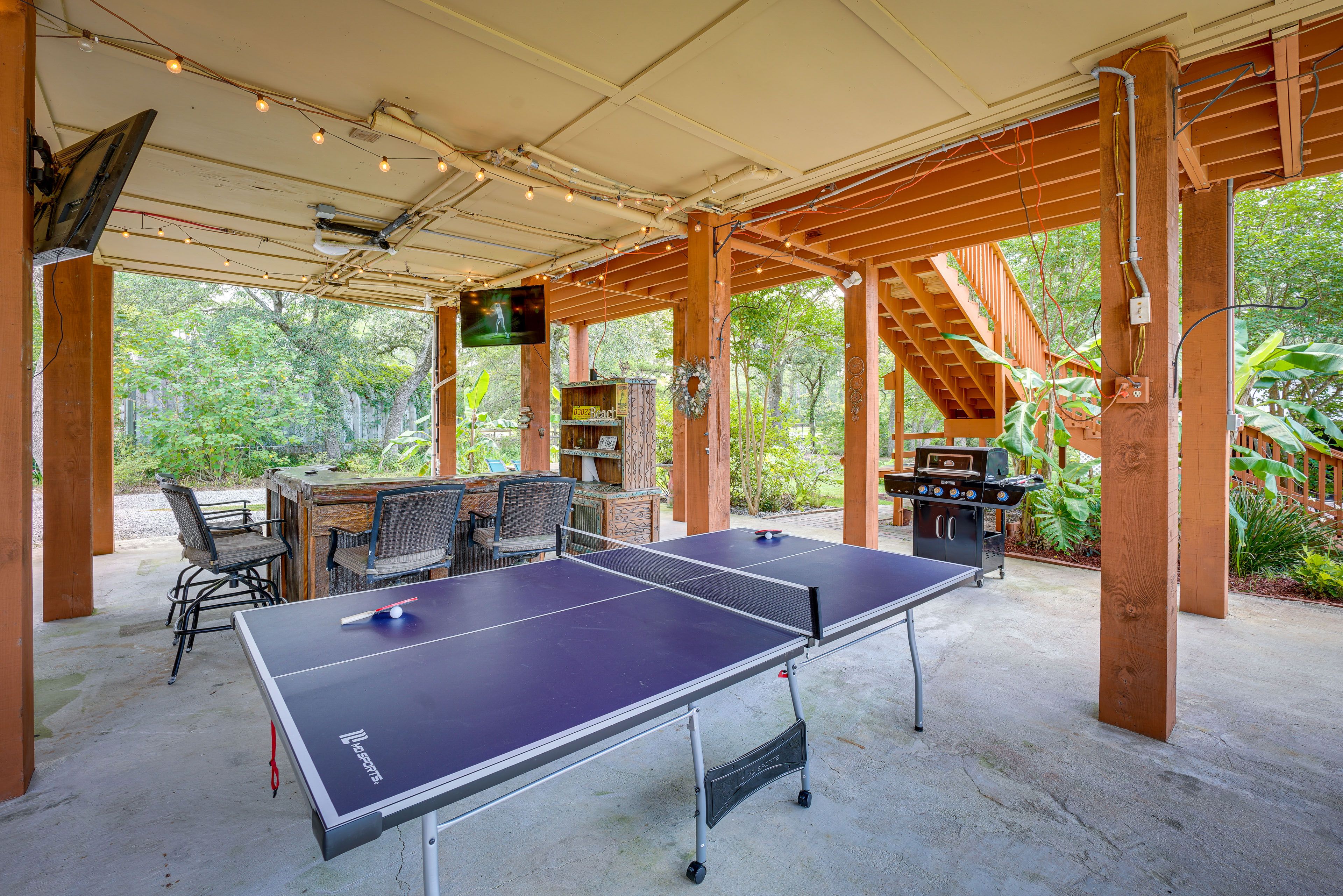 Outdoor Living Area | Gas Grill | Dining Table