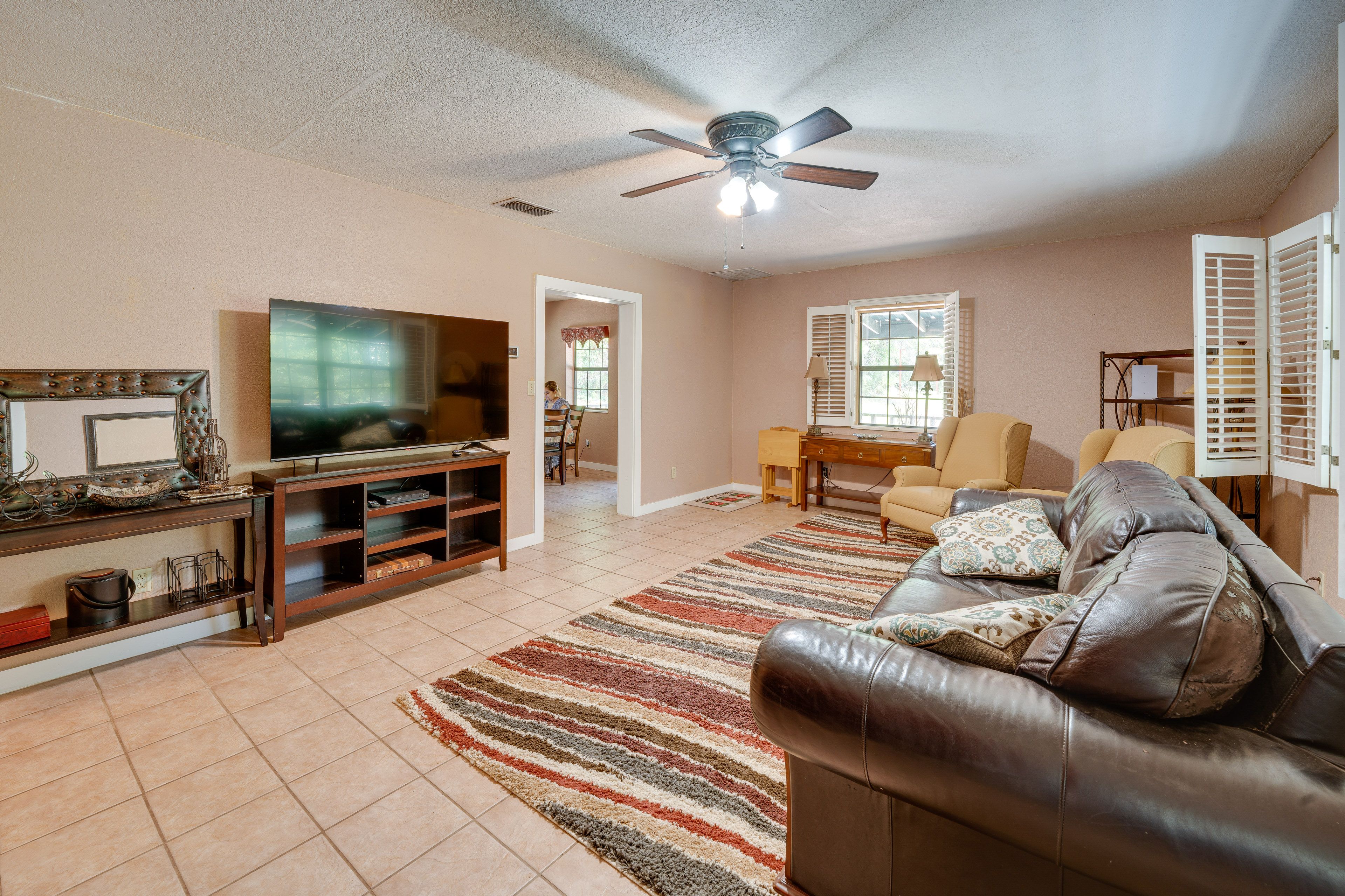 Living Room | Free WiFi | Smart TV
