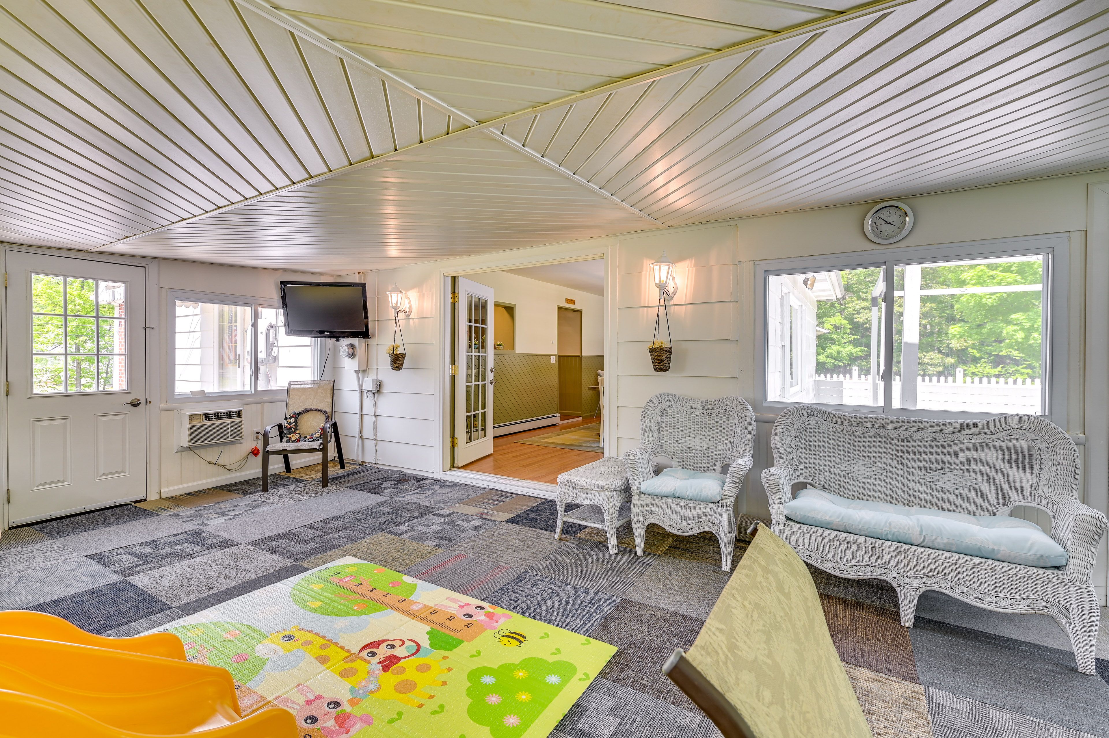 Sunroom | Smart TV | Dining Area