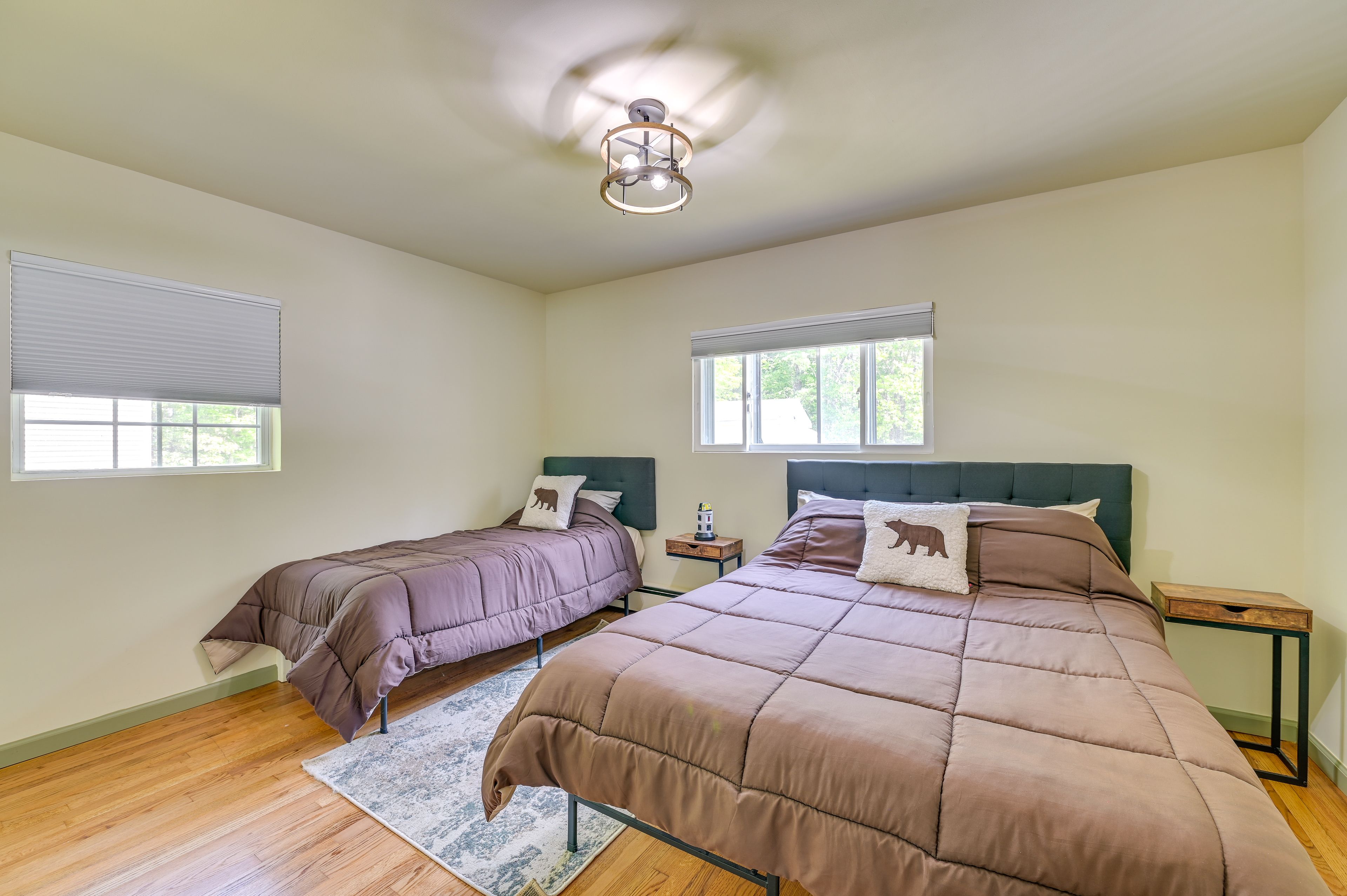 Bedroom 1 | Queen Bed | Twin Bed | Linens & Towels