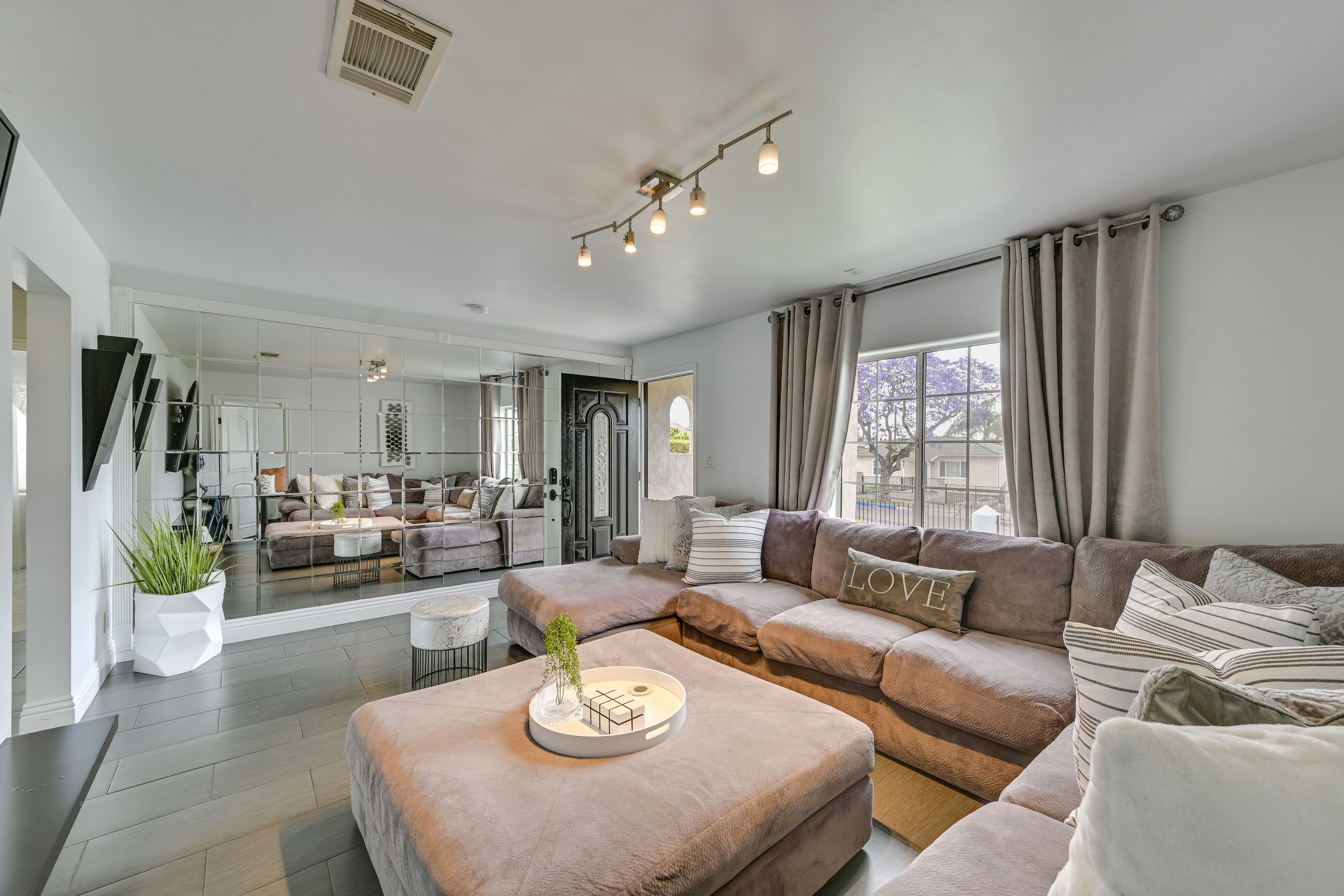 Living Room | Free WiFi | Central A/C | Smart TV