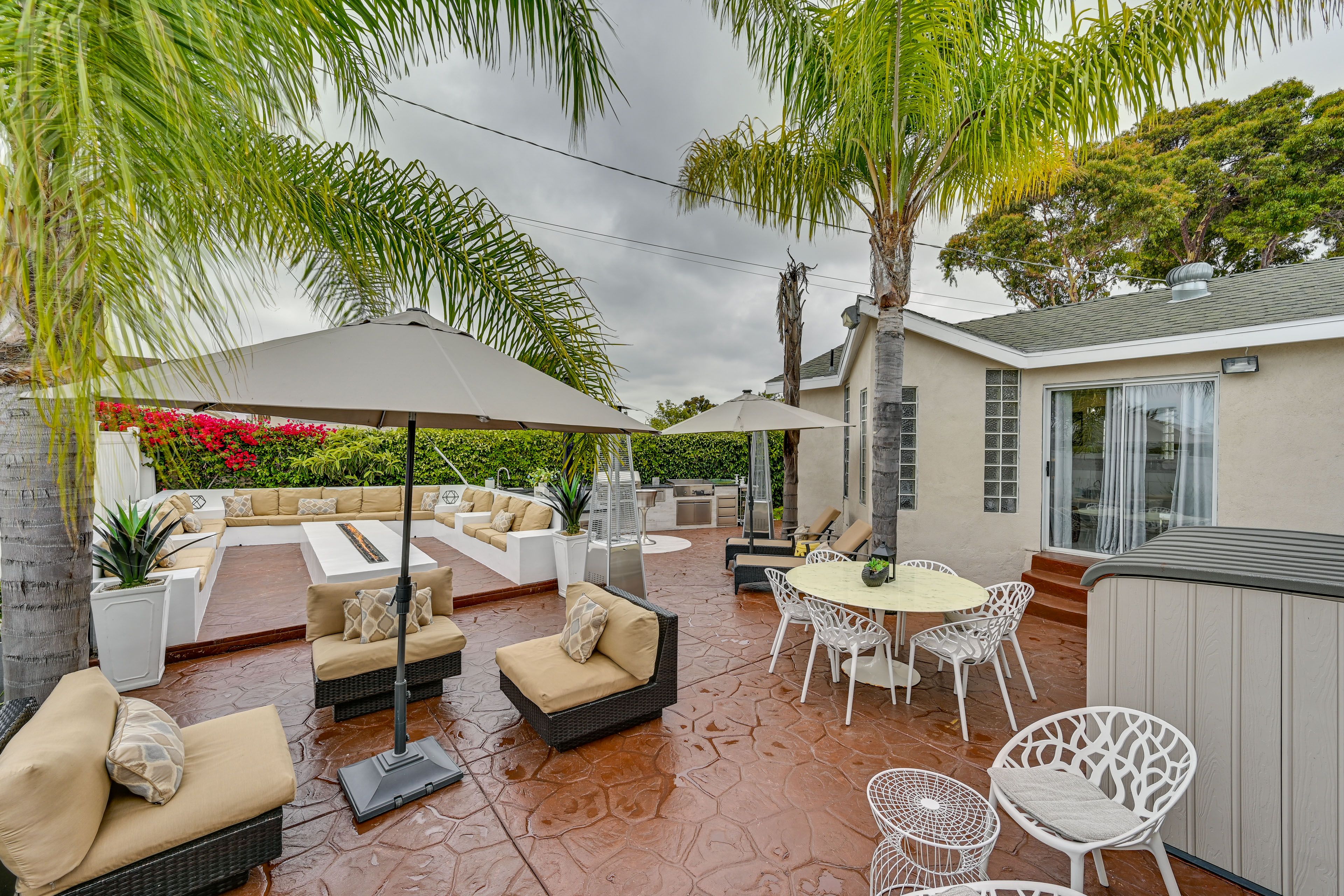 Private Backyard | Outdoor Kitchen | Fire Pit