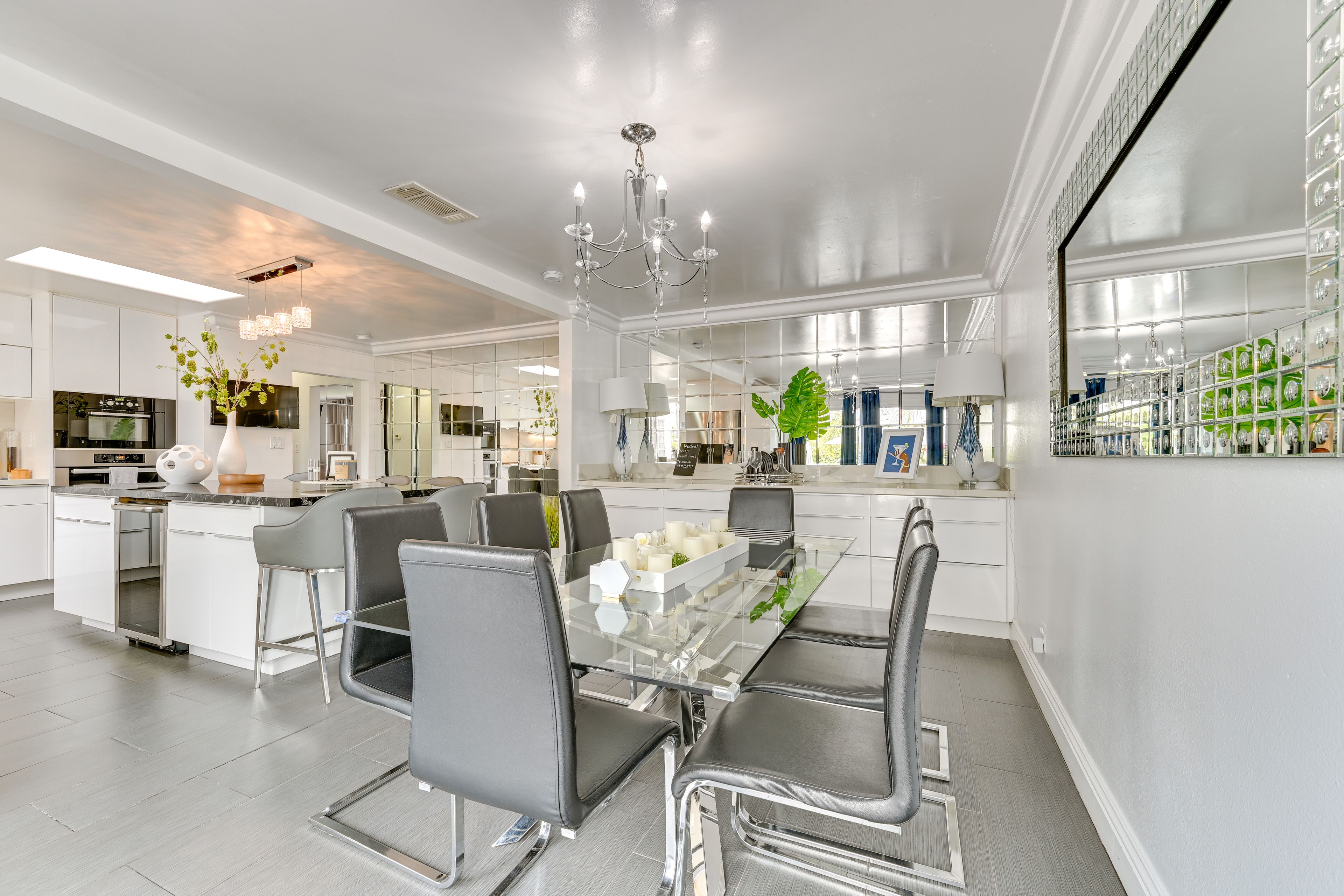 Dining Area | Dishware/Flatware Provided