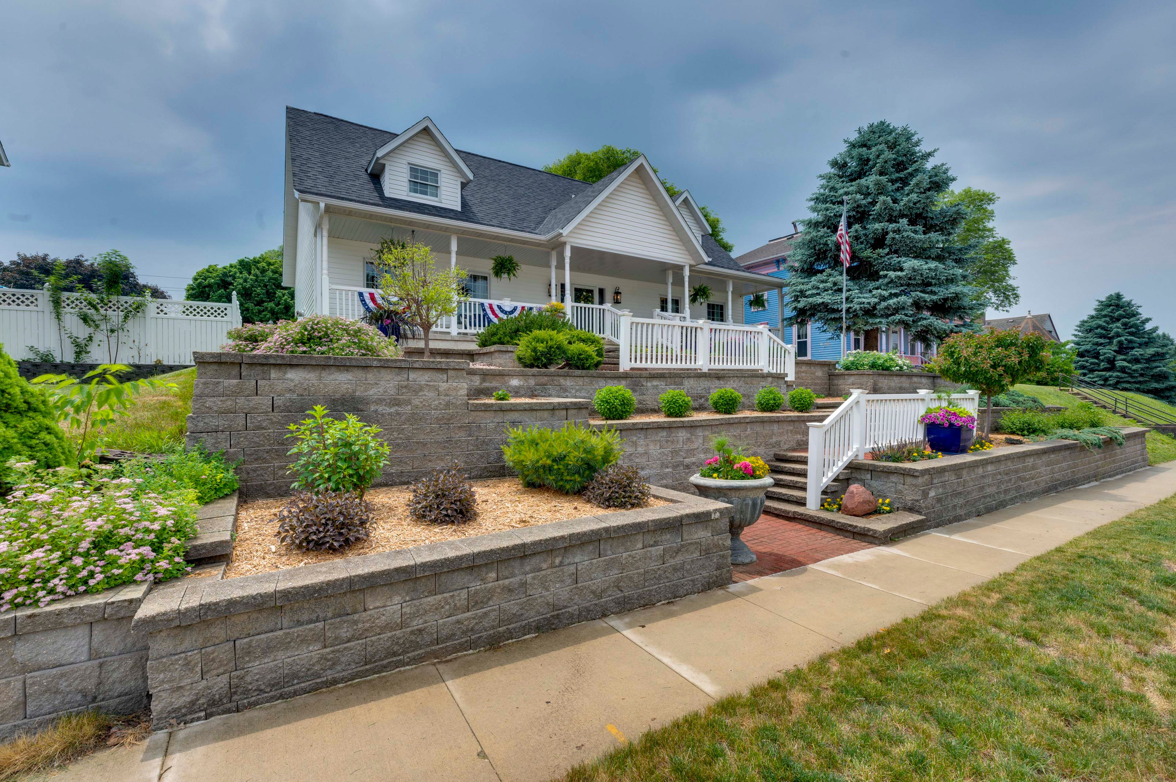 Exterior | Driveway (6 Vehicles)