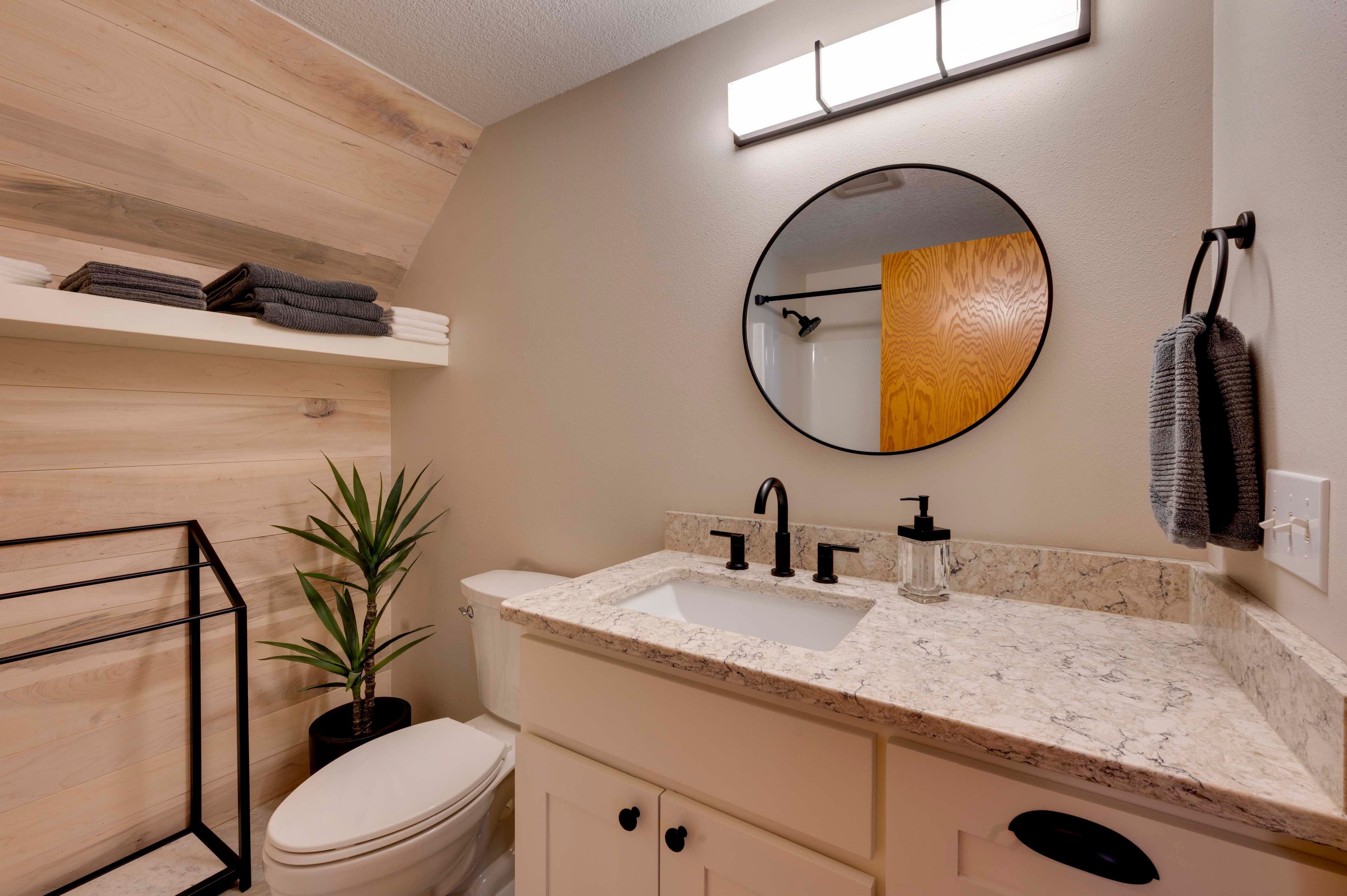 Bathroom | Complimentary Toiletries | Towels Provided
