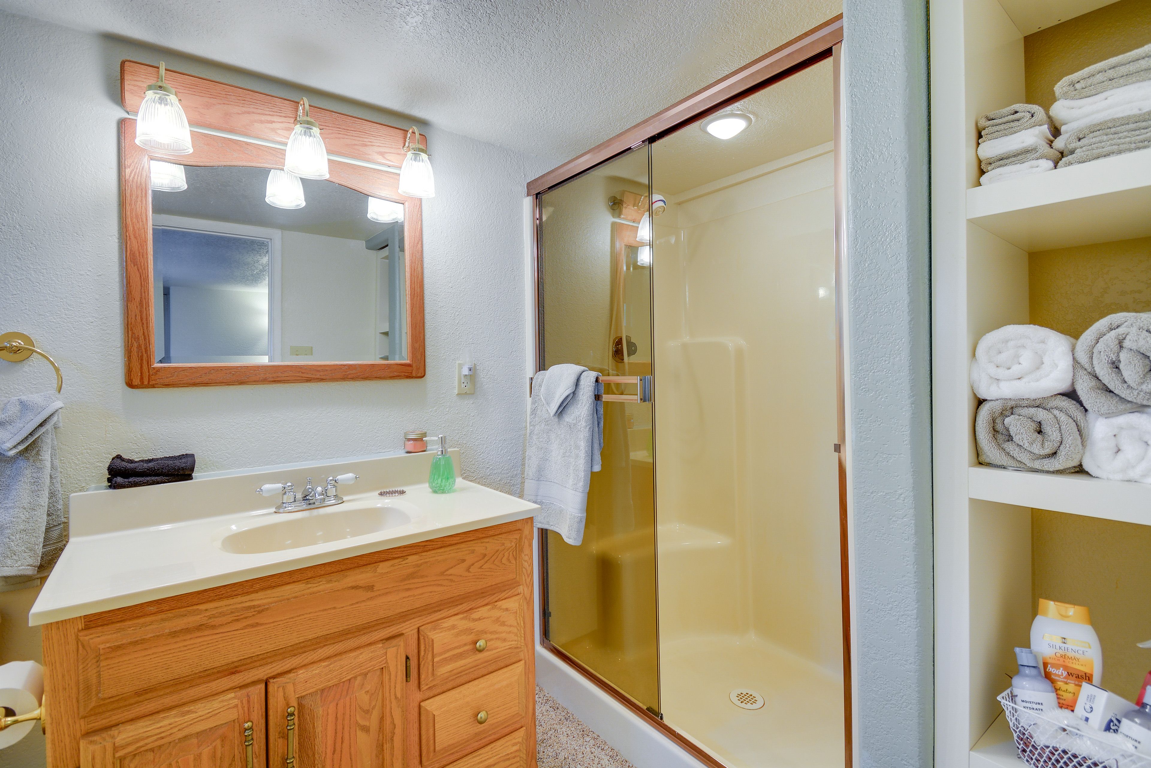 Full Bathroom | Basement Level | Towels Provided
