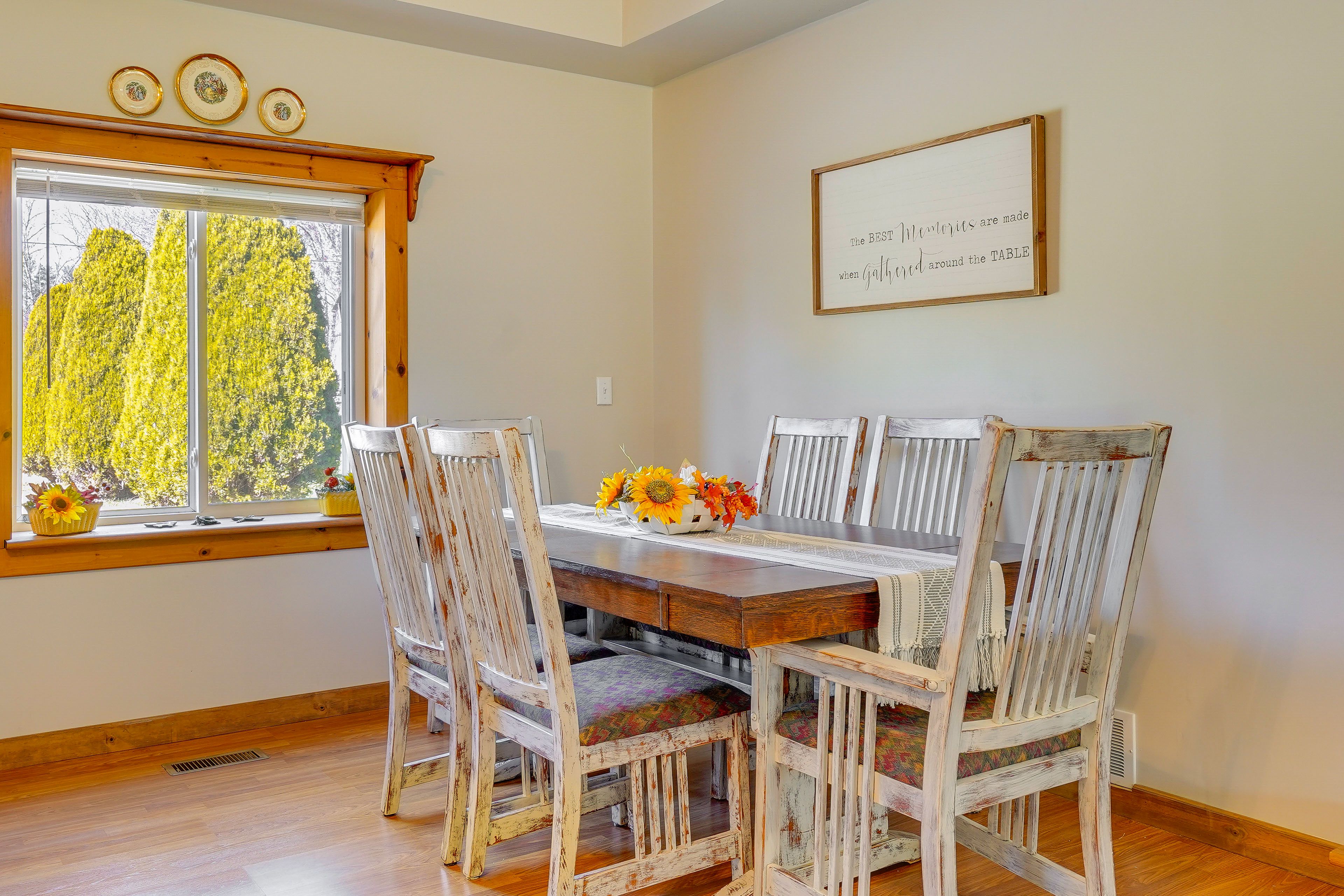 Dining Area | Dishware & Flatware Provided