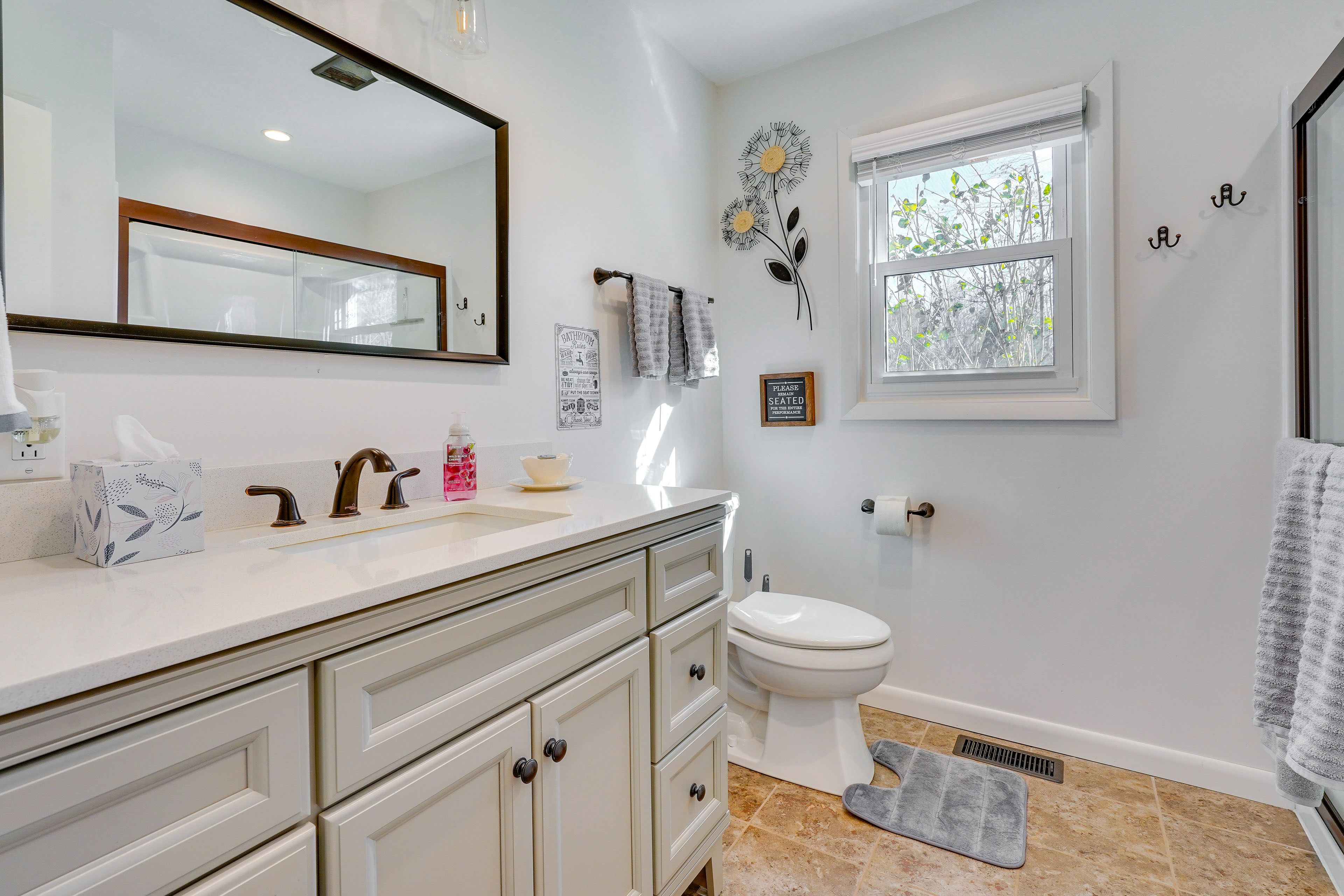 Full Bathroom | Towels Provided | Complimentary Toiletries